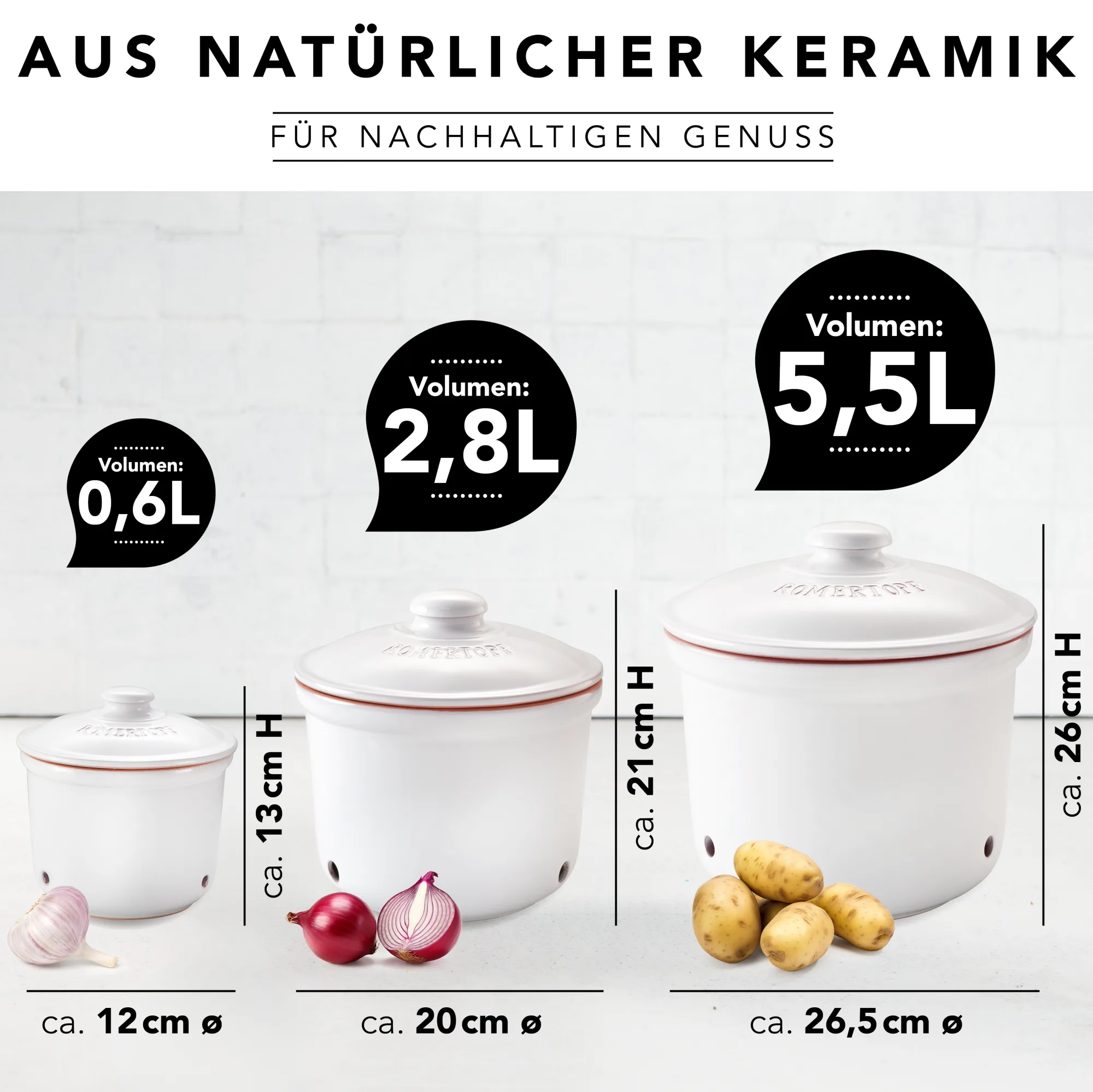 Römertopf Vorratstopf Set aus Keramik in Weiß – Atmungsaktive Aufbewahrung für Lebensmittel Set aus drei weißen Römertopf-Vorratstöpfen mit Deckeln in unterschiedlichen Größen, aus Keramik gefertigt, jeweils mit seitlichen Griffmulden und Beschriftung für Zwiebeln, Knoblauch und Kartoffeln, arrangiert auf hellem Untergrund.