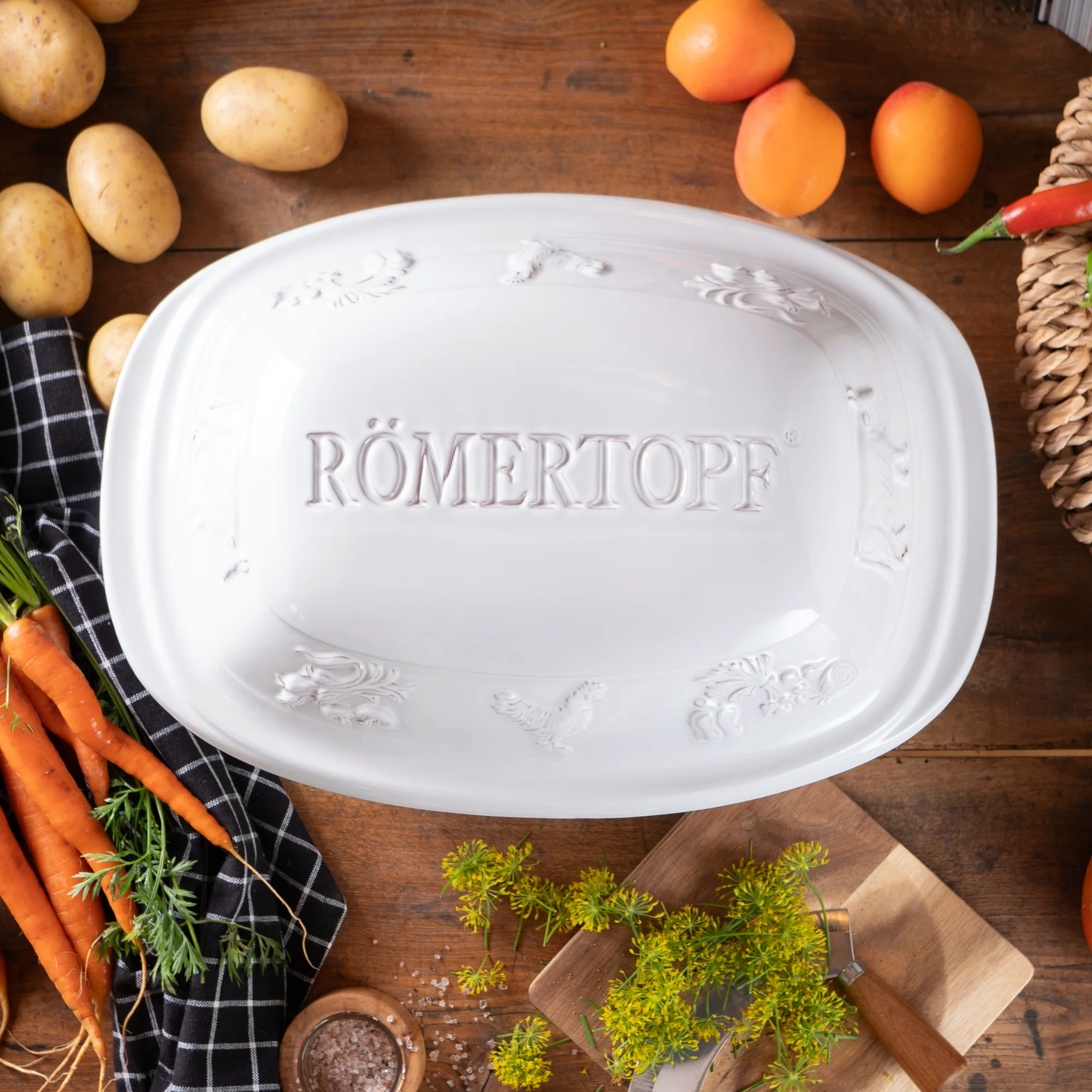 Römertopf Rustico Bräter Weiß für 6 Personen – Keramik Schmortopf mit Deckel Keramik-Bräter Römer Topf Rustico in Weiß, oval und mit Deckel, geeignet für 6 Personen, auf neutralem Hintergrund.