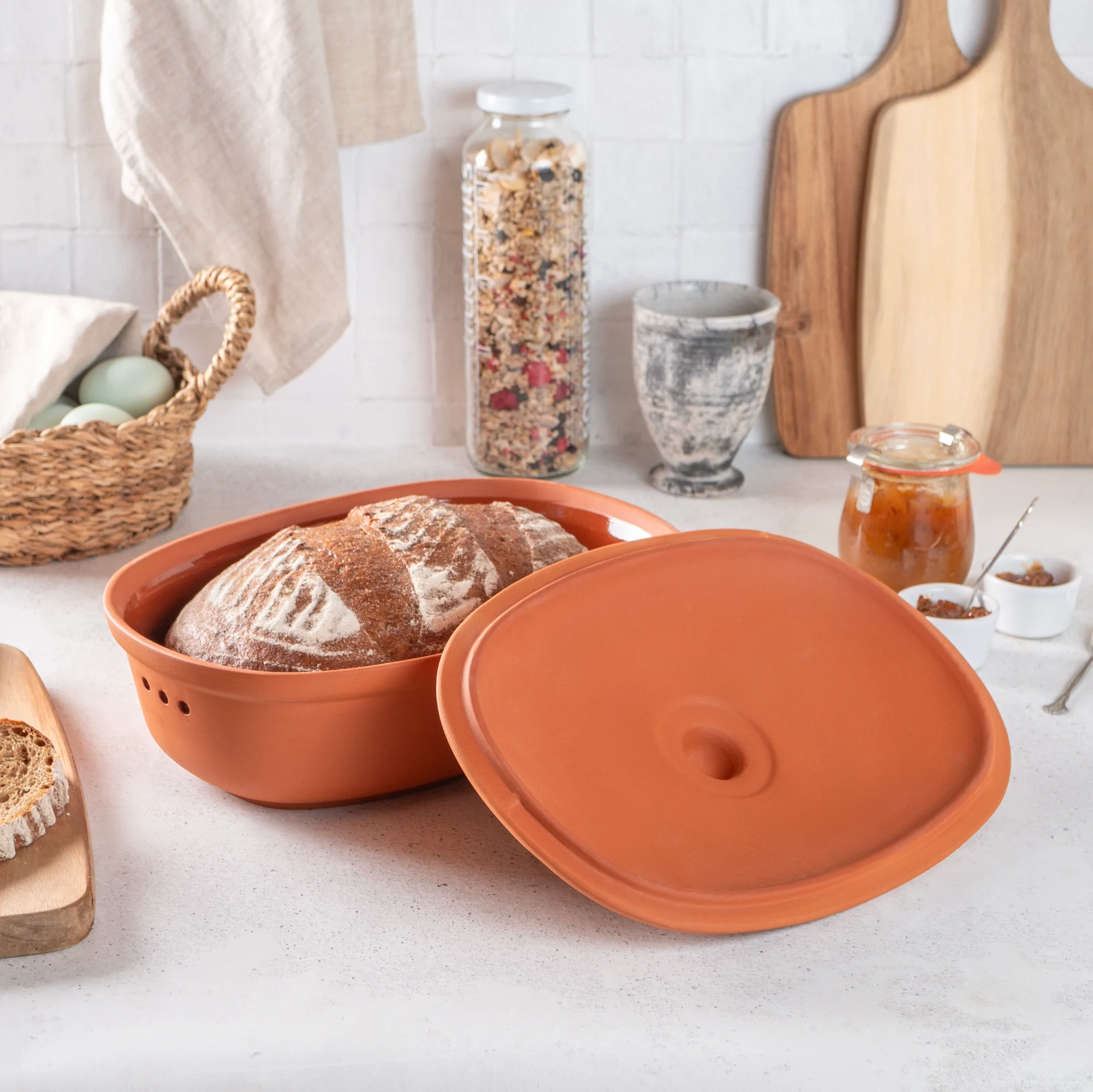 Römertopf Brottopf Frischetopf Medi aus Terracotta – Brot richtig aufbewahren Römertopf Brottopf aus Terracotta in Naturfarbe, runde Form mit passendem Deckel und seitlichen Griffmulden, auf weißem Hintergrund.