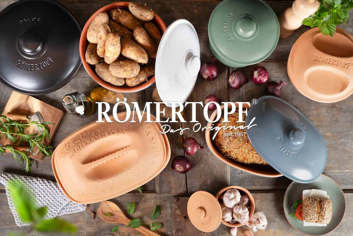 Römertopf Bräter Frischetopf aus Naturton mit Deckel – Ideal zum fettarmen Garen und Frischhalten von Lebensmitteln Keramischer Römertopf-Bräter mit Deckel, befüllt mit frischem Gemüse wie Paprika, Zucchini und Karotten, auf hellem Untergrund – bereit für die Zubereitung im Ofen.