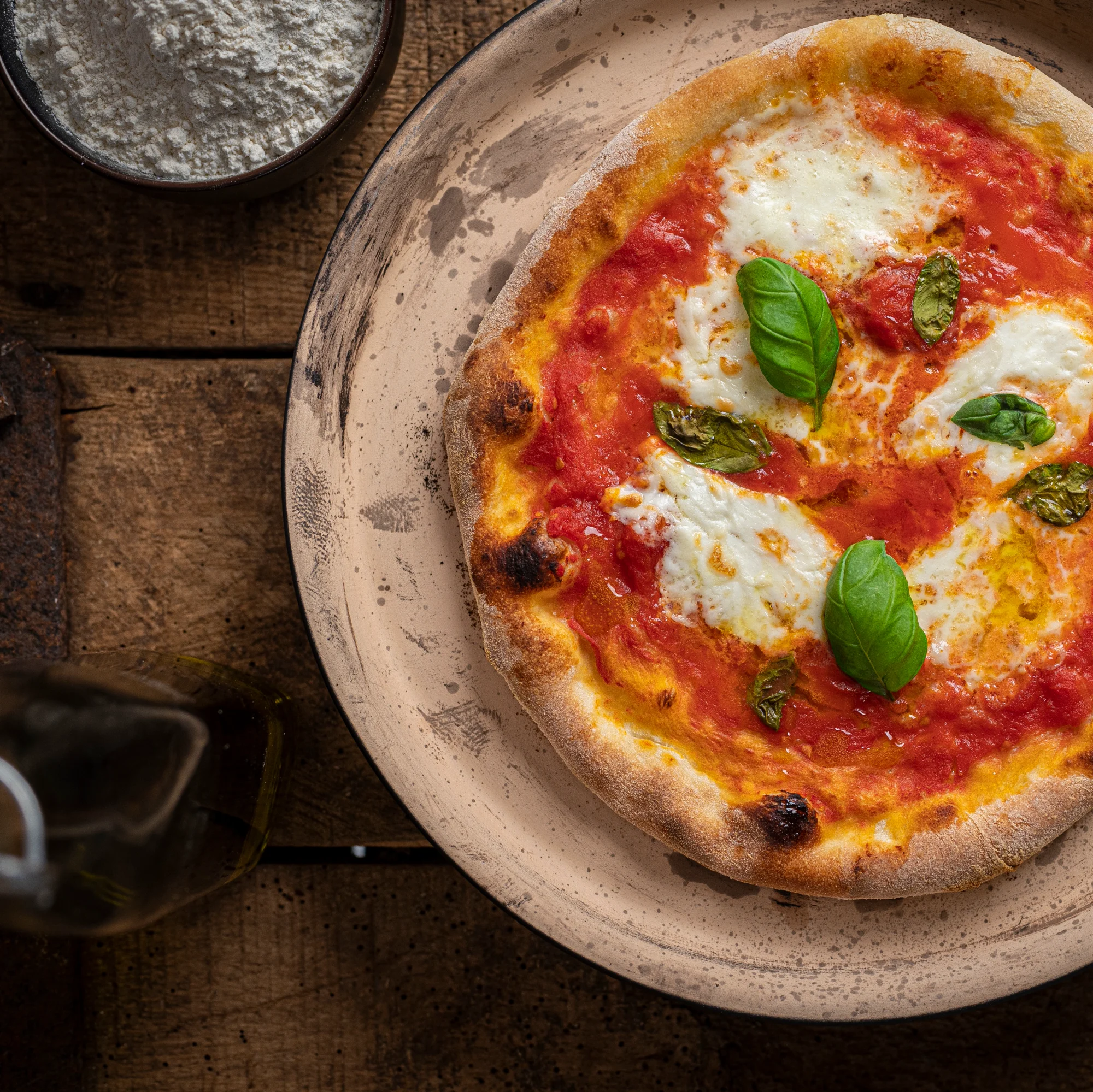Römertopf Backstein – Keramischer Brotbackstein für knuspriges Brot aus dem Ofen Rechteckiger Römertopf-Backstein aus Ton mit Deckel, braune Oberfläche, auf weißem Hintergrund.