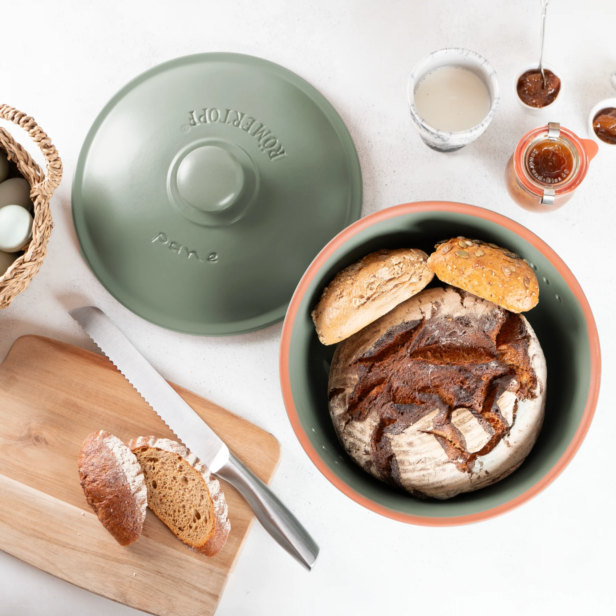 Römertopf Brottopf rund grün – Frischetopf zur Brotaufbewahrung aus Ton Runder, grün glasierter RÖMERTOPF Brottopf mit Deckel aus atmungsaktiver Keramik zur natürlichen Aufbewahrung von Brot und Brötchen.