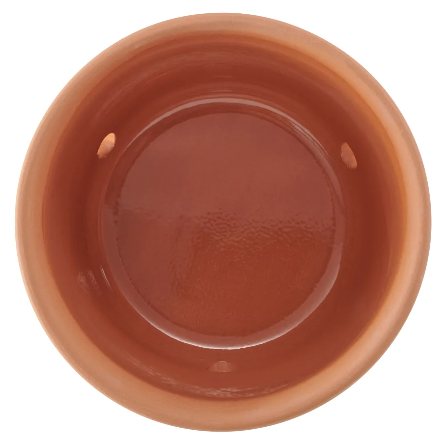 Römertopf Frische-Topf Medi aus Terracotta zur natürlichen Aufbewahrung von Gemüse und Obst Runder Römertopf-Frischetopf aus Terrakotta in Naturfarbe mit Deckel, seitlich zwei Grifflöcher, steht auf glatter, heller Oberfläche.