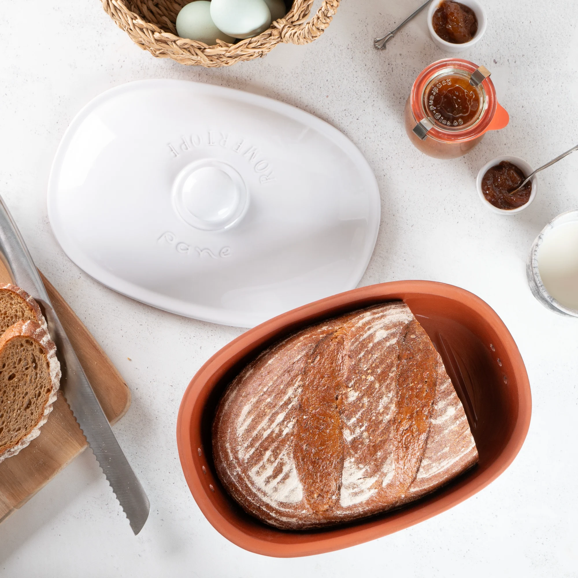 Römertopf Brottopf Frischetopf aus Keramik in Weiß – Brot frisch lagern ohne Schimmel Weiß glasierter Römertopf Brottopf mit Deckel und seitlichen Griffmulden vor weißem Hintergrund, ideal zur Aufbewahrung von Brot für langanhaltende Frische.