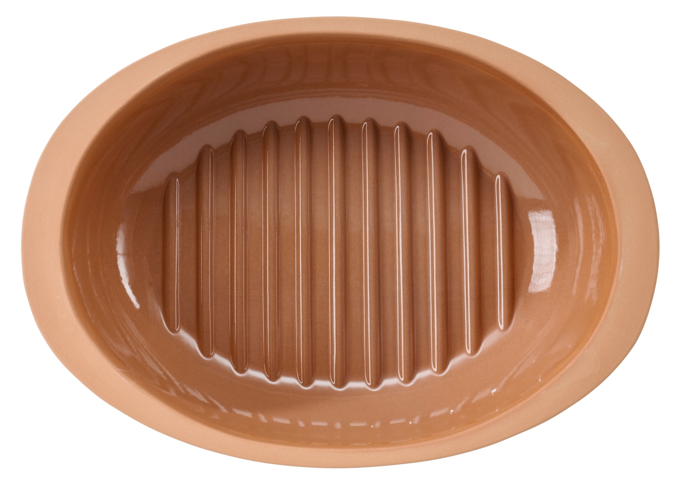 Gemüsebräter aus Keramik mit Deckel – Schonendes Garen im Römertopf Ein gefüllter Römertopf aus Ton mit verschiedenen bunten, ungekochten Gemüsesorten wie Paprika, Zucchini, Zwiebeln und Kartoffeln auf einer weißen Oberfläche.