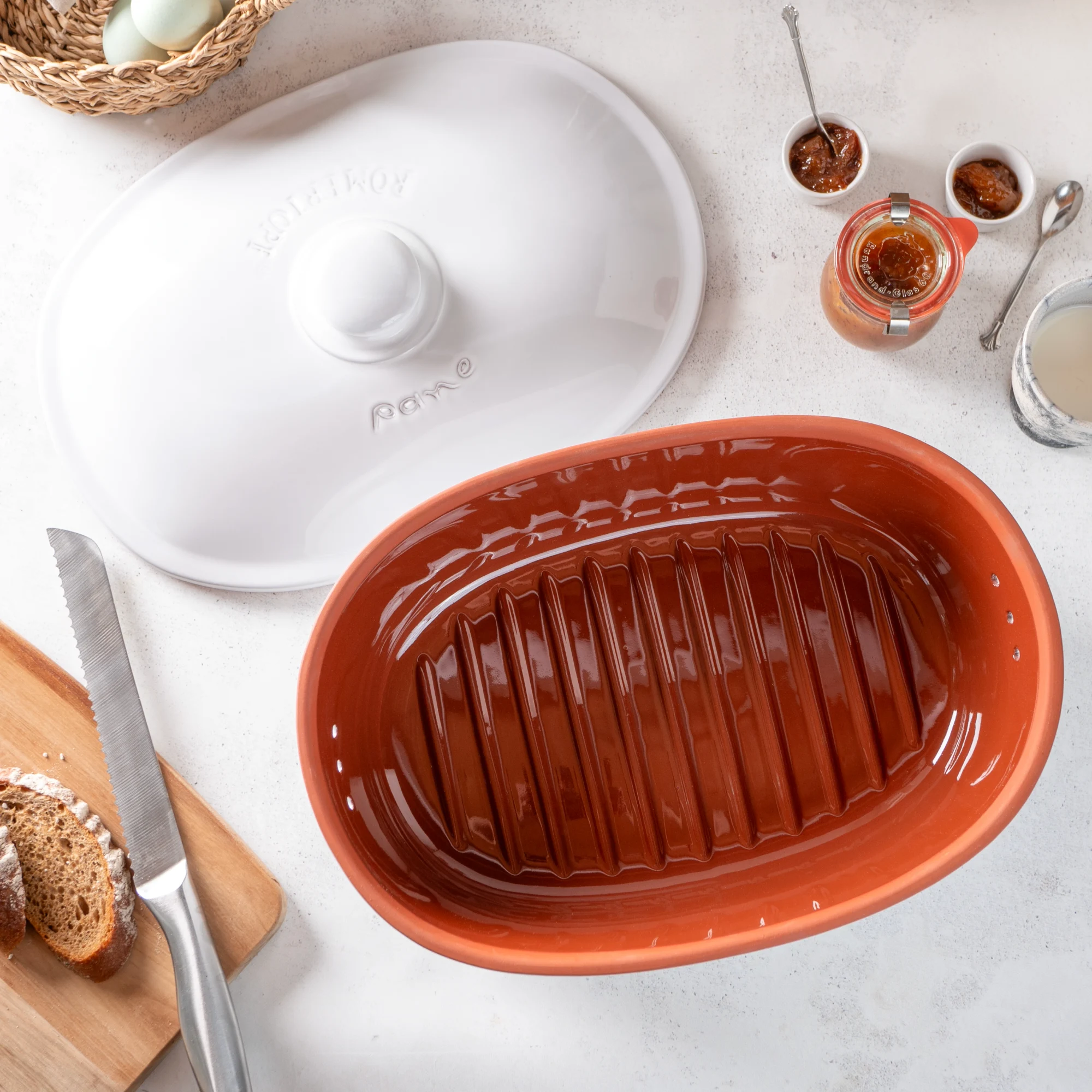 Römertopf Brottopf Maxi Weiß – Keramik Frischhaltedose für Brot und Brötchen Römertopf Brottopf aus Keramik in Weiß, Modell „Frischetopf Maxi“, mit seitlichen Griffmulden und belüftetem Deckel zur natürlichen Aufbewahrung von Brot und Backwaren.