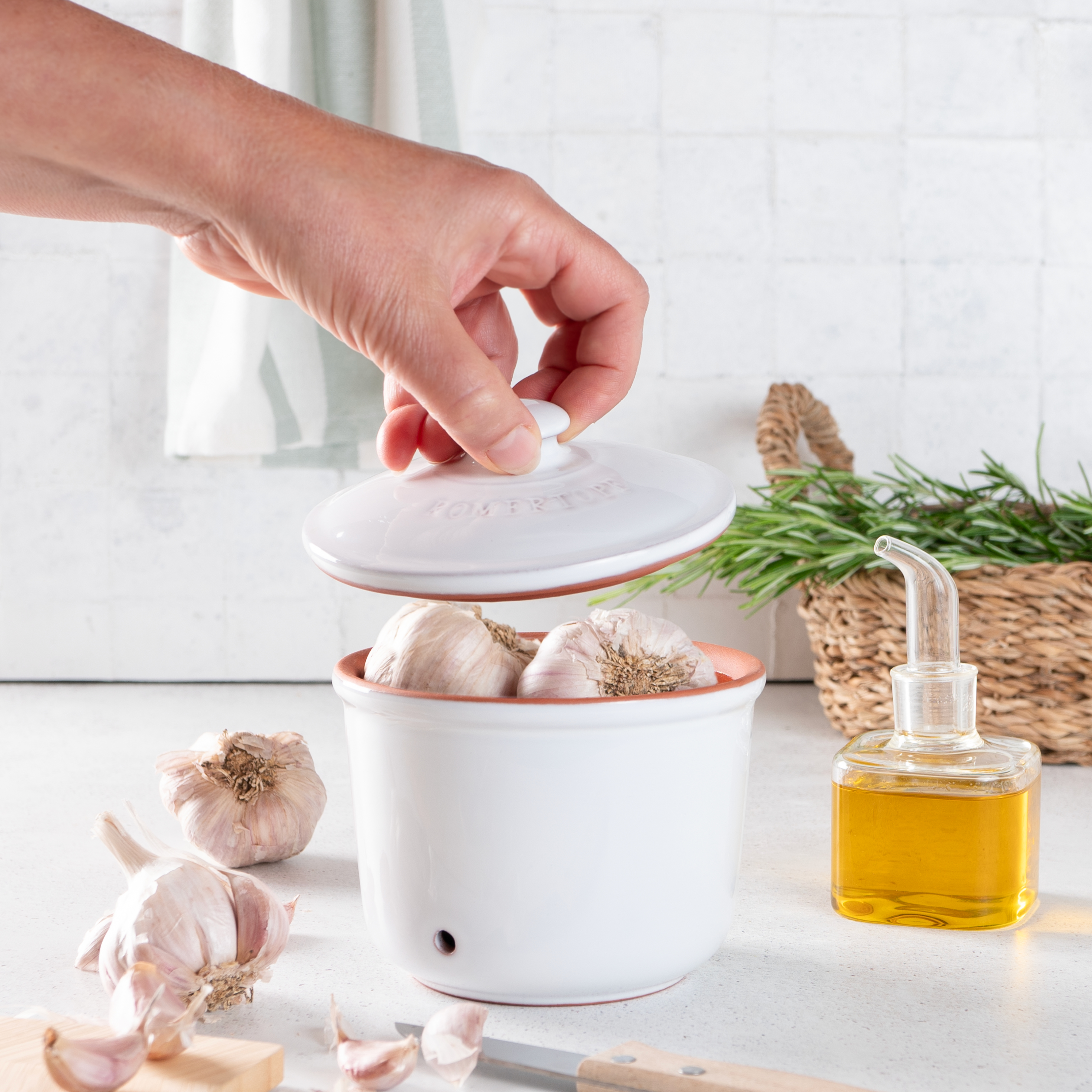 Römertopf Knoblauch-Frischetopf Mini Weiß – Vorratsdose zur aromafrischen Aufbewahrung von Knoblauch Weißer Keramik-Frischetopf für Knoblauch von Römertopf in Mini-Größe, mit Deckel und seitlichen Luftlöchern, auf hellem Untergrund.