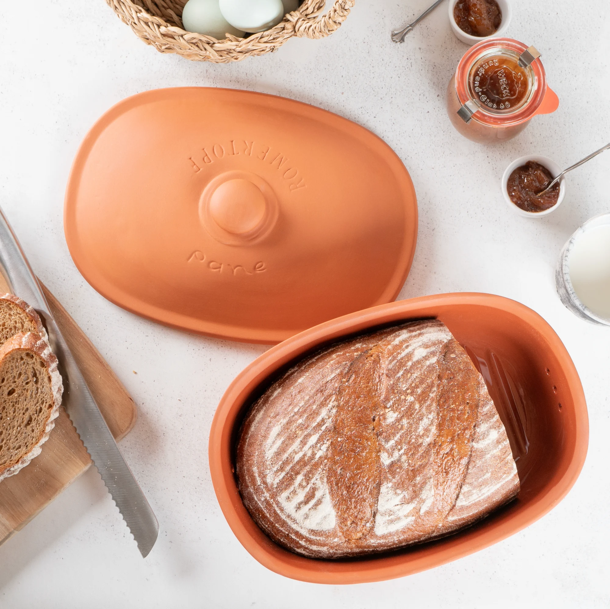 Römertopf Brottopf Frischetopf Medi aus Terracotta – Für langlebig frisches Brot Terrakotta-Brottopf mit Deckel in natürlichem Braunton, zylindrische Form mit seitlicher Markenprägung „Römertopf“, Deckel mit eingelassenem Griff, geeignet zur Aufbewahrung von Brot und zur Erhaltung der Frische.