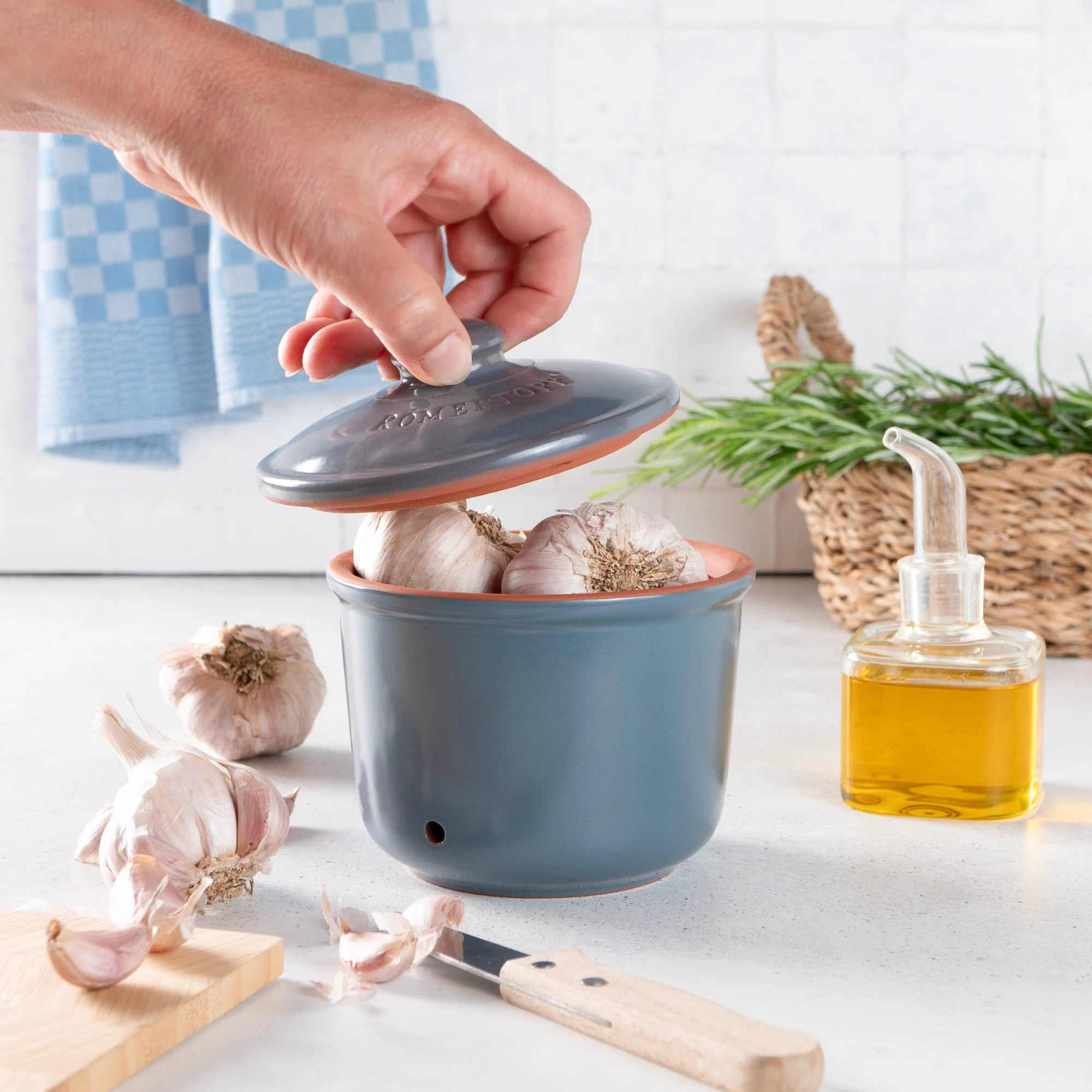 Römertopf Knoblauch-Frischhaltedose Mini aus Keramik in Blaugrau – geruchsneutrale Aufbewahrung für frischen Knoblauch Kleiner, blaugrauer Römertopf-Keramiktopf mit Deckel und Schriftzug „Knoblauch“, belüftet zur Aufbewahrung von frischem Knoblauch.