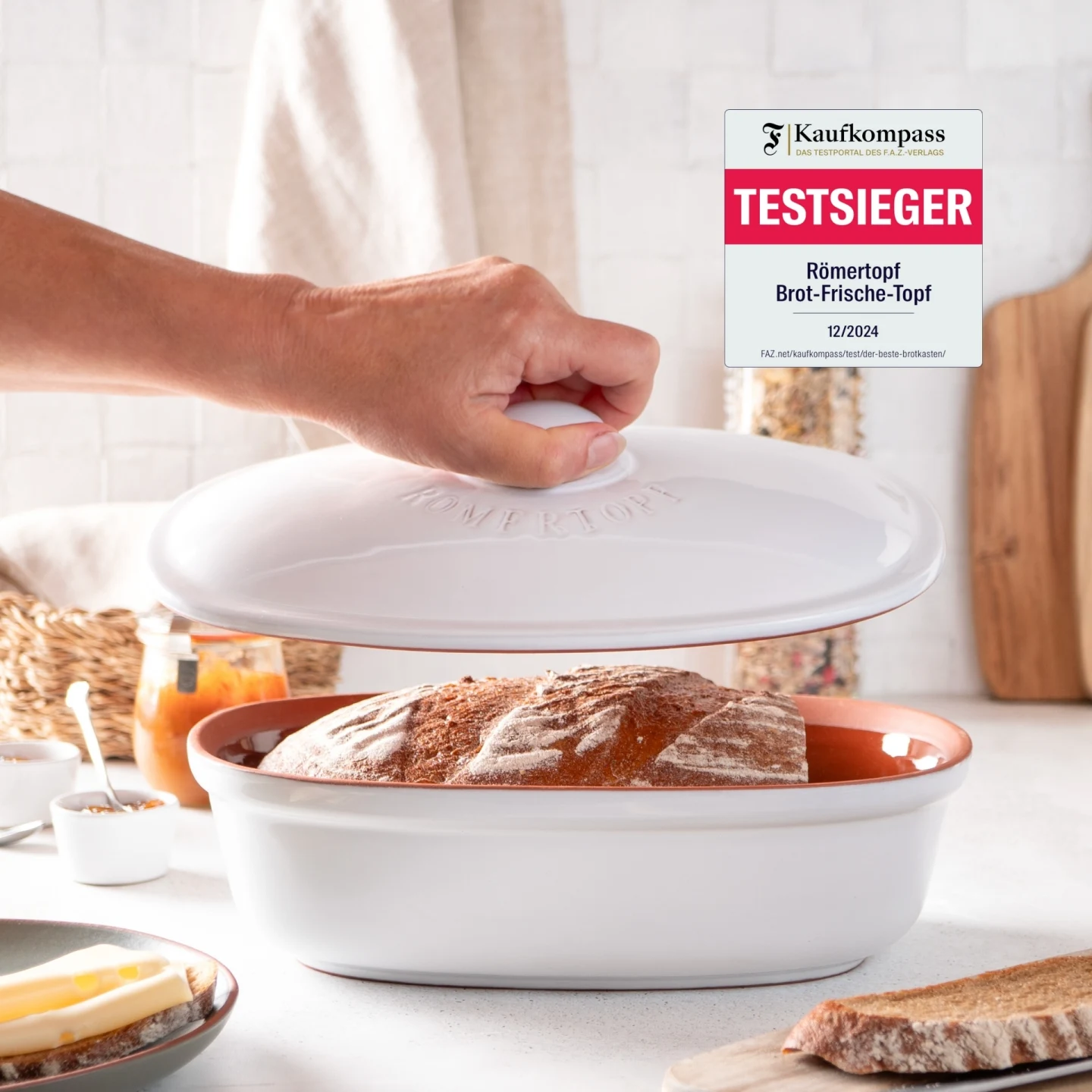Römertopf Brottopf Frischetopf Medi in Weiß – atmungsaktive Aufbewahrung für frisches Brot Römertopf Brottopf in Mediteran-Weiß aus Keramik mit Deckel, seitlich belüftet zur optimalen Lagerung von Brot und Backwaren.