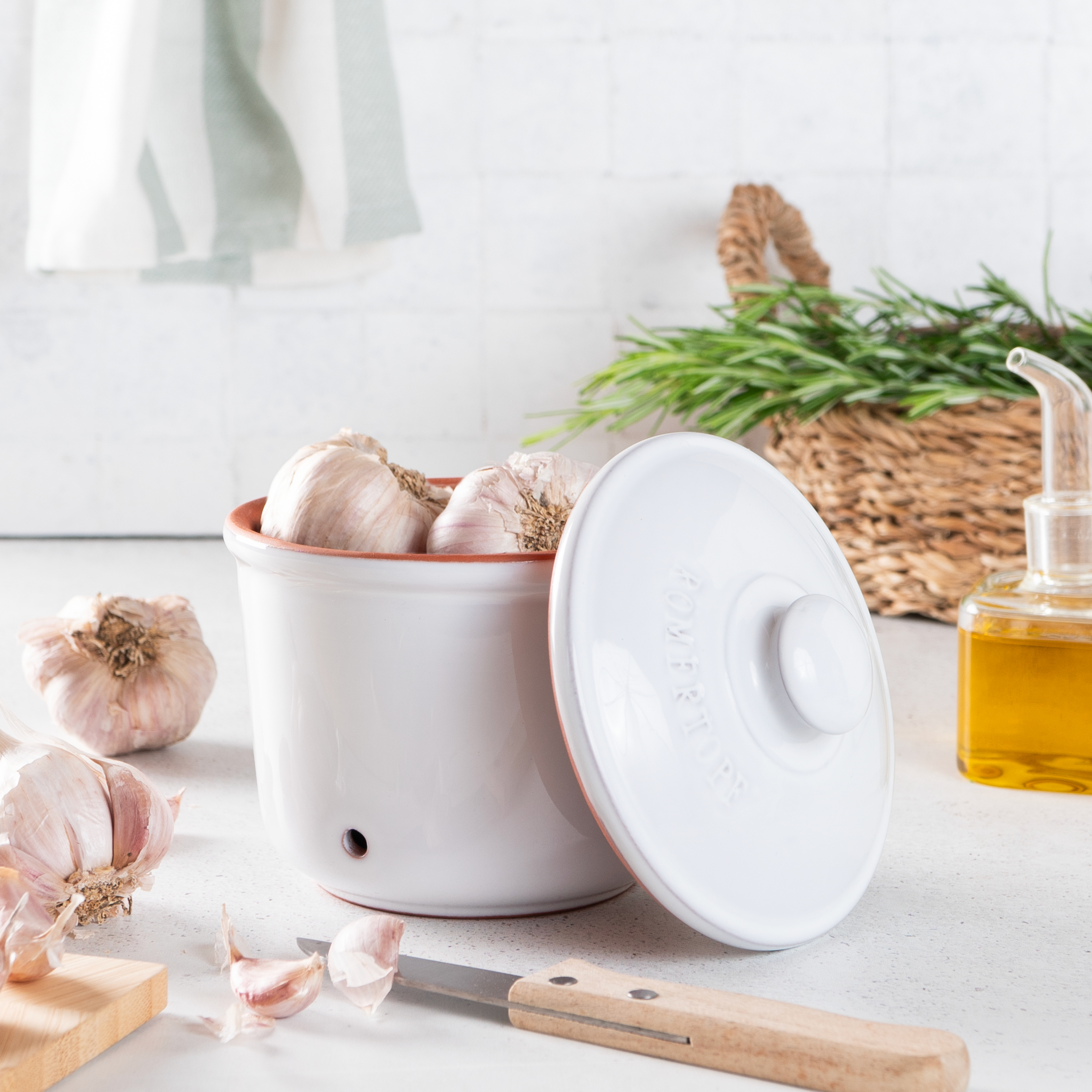 Römertopf Knoblauch-Frischetopf Mini aus Keramik in Weiß – luftdichte Aufbewahrung für frischen Knoblauch Kleiner weißer Römertopf-Keramiktopf mit Deckel zur Aufbewahrung von Knoblauch; auf dem Deckel ist das Wort „Knoblauch“ geprägt, seitliche Belüftungslöcher sorgen für Frische.