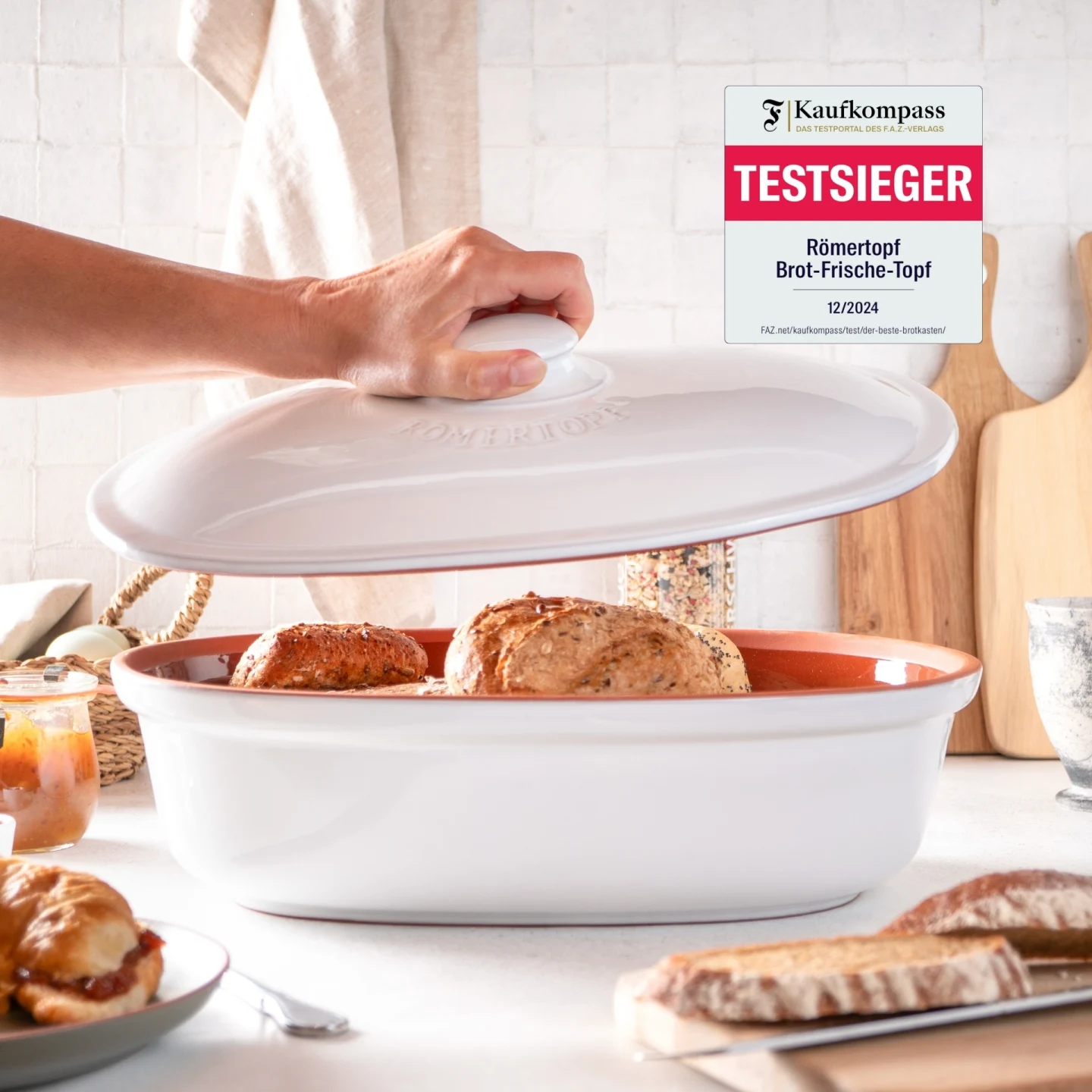 Römertopf Brottopf Maxi Weiß – Frischebehälter zur optimalen Brotaufbewahrung Weiß glasierter Römertopf Brottopf „Frischetopf Maxi“ mit Deckel und seitlichen Griffmulden, stehend auf einer hellen Oberfläche vor neutralem Hintergrund.
