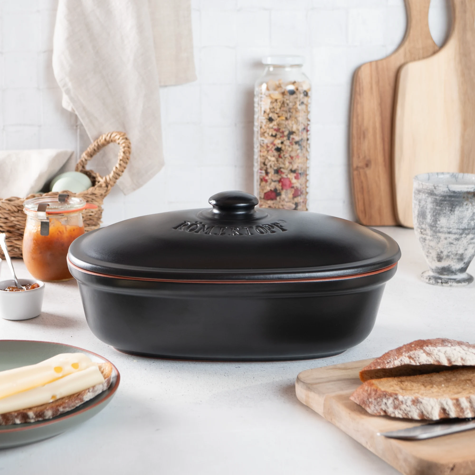 RÖMERTOPF Frische-Brottopf aus Keramik in Schwarz – optimale Brotaufbewahrung & Feuchtigkeitsregulierung Schwarzer Römertopf Brottopf mit Deckel, aus Keramik, auf hellem Untergrund; belüftete Seitenteile für optimale Aufbewahrung von Brot.