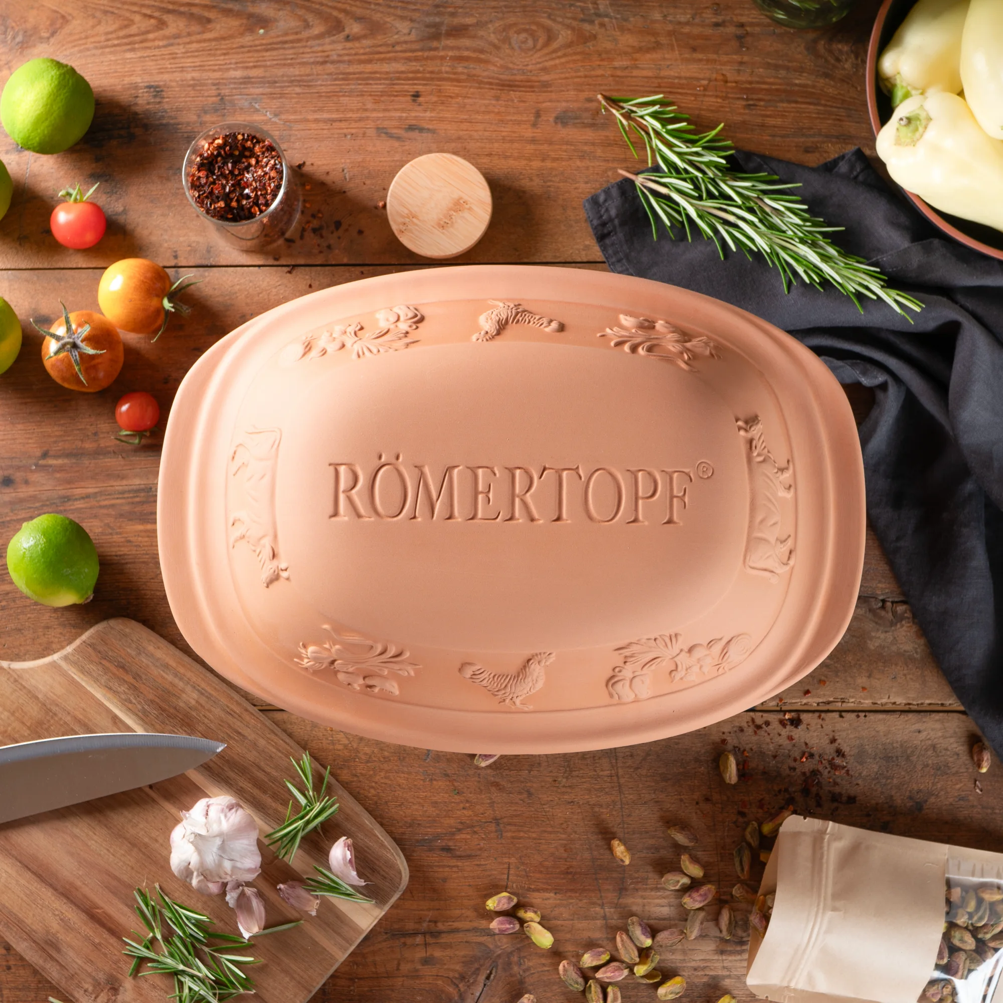 Römertopf Bräter Rustico aus Naturton mit Deckel – schonendes Garen für aromatische Gerichte Rechteckiger Römertopf-Bräter aus naturfarbenem Ton mit Deckel, rustikales Design, auf weißem Hintergrund.