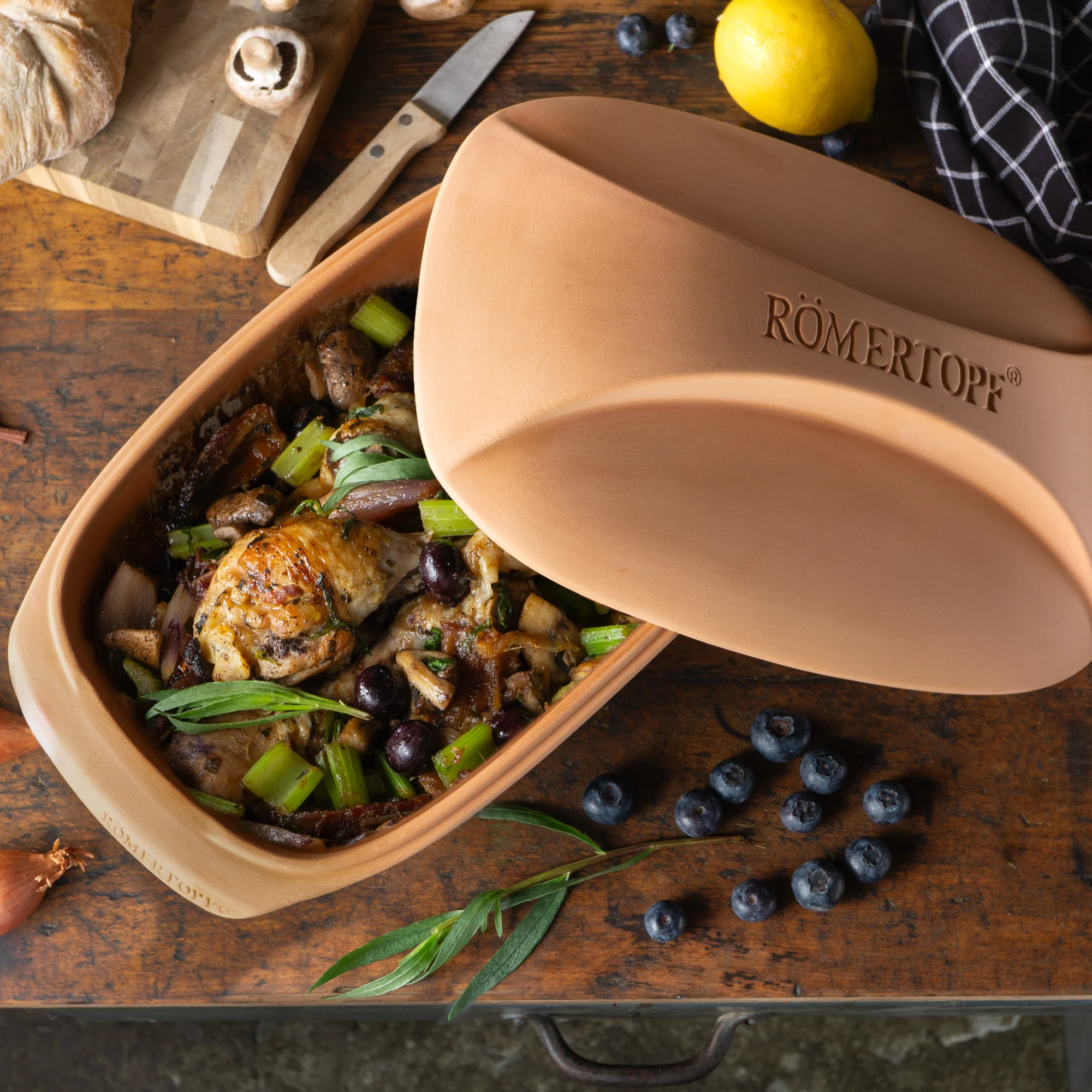 Römertopf Culinario Bräter aus Terrakotta mit Deckel – rustikaler Tontopf zum schonenden Garen Rechteckiger Römertopf-Bräter aus Terrakotta mit glatter, rötlich-brauner Oberfläche und einem passend geformten Deckel; der Bräter steht aufrecht auf einem hellen Untergrund.