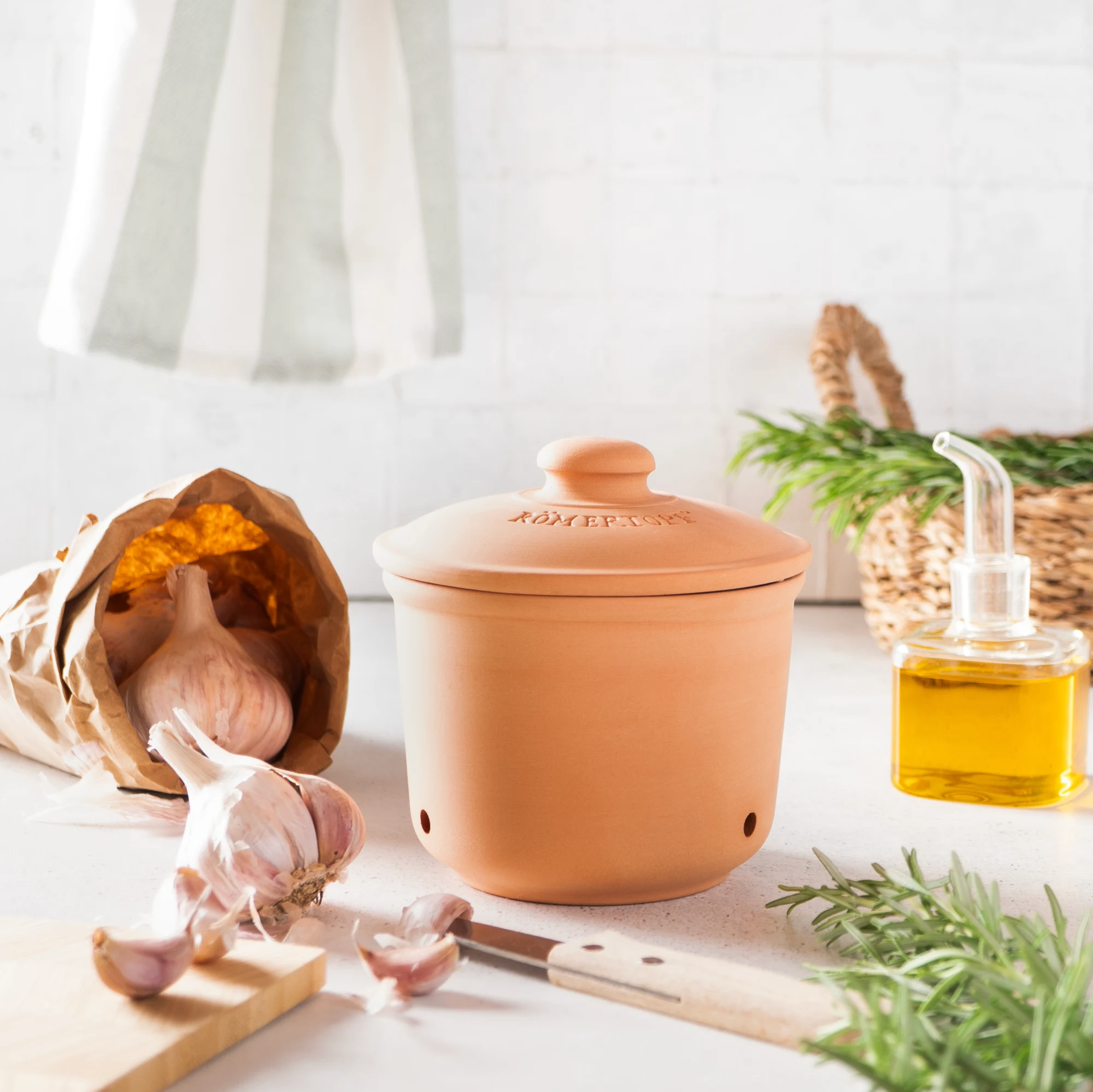 Römertopf Zwiebeltopf Maxi aus Terrakotta – Frischetopf zur Zwiebel-Aufbewahrung Terrakotta-Zwiebeltopf in Maxi-Größe aus der Römertopf-Serie, mit Deckel und seitlichen Lüftungslöchern, geeignet zur luftdurchlässigen Lagerung von Zwiebeln, auf weißem Hintergrund.