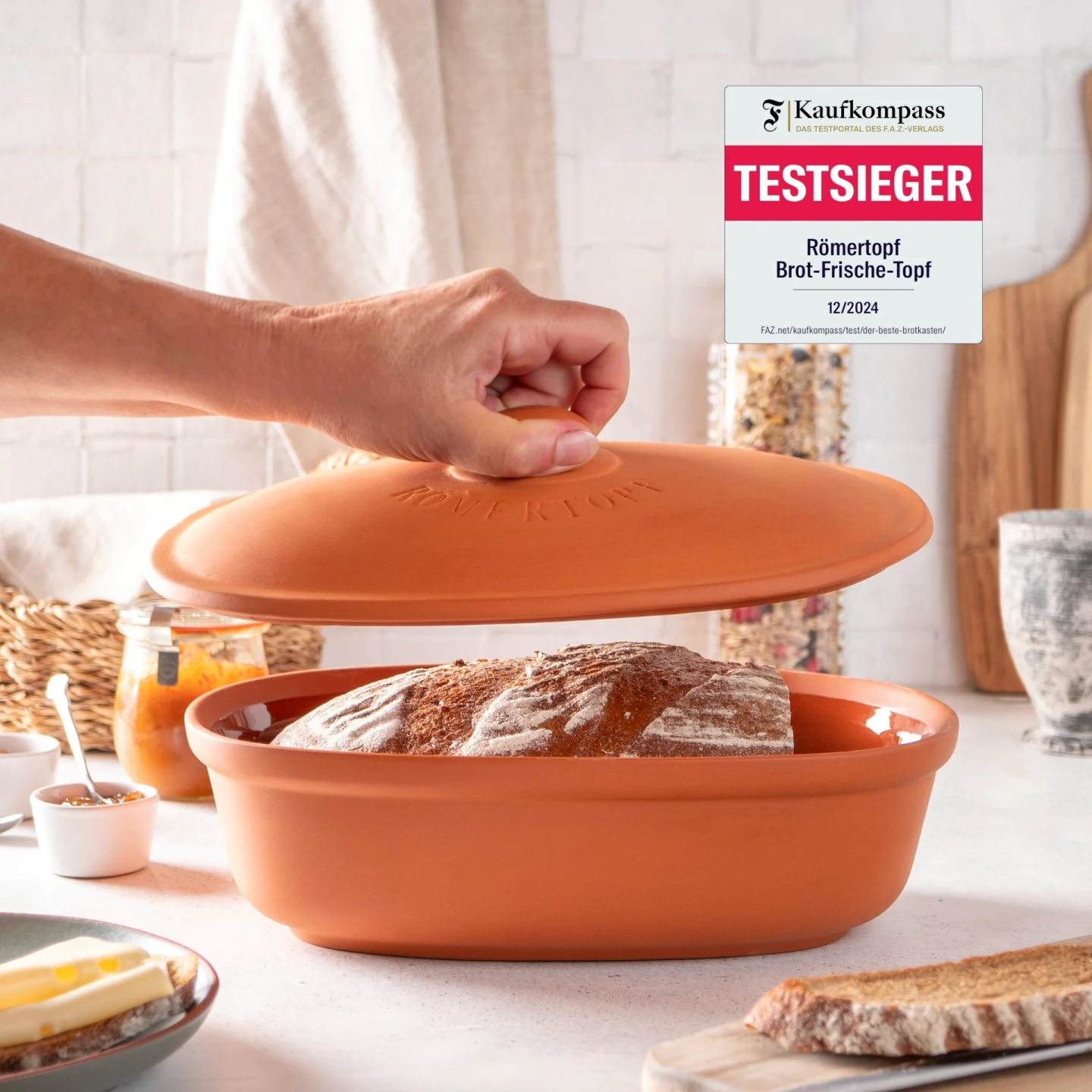 Römertopf Brottopf Frischetopf Medi aus Terracotta – Brotkasten zur langen Frischhaltung von Brot Runder Brottopf aus Terrakotta mit Deckel, naturfarben mit glatter Oberfläche, steht auf einem hellen Untergrund – dient zur Aufbewahrung und Frischhaltung von Brot.