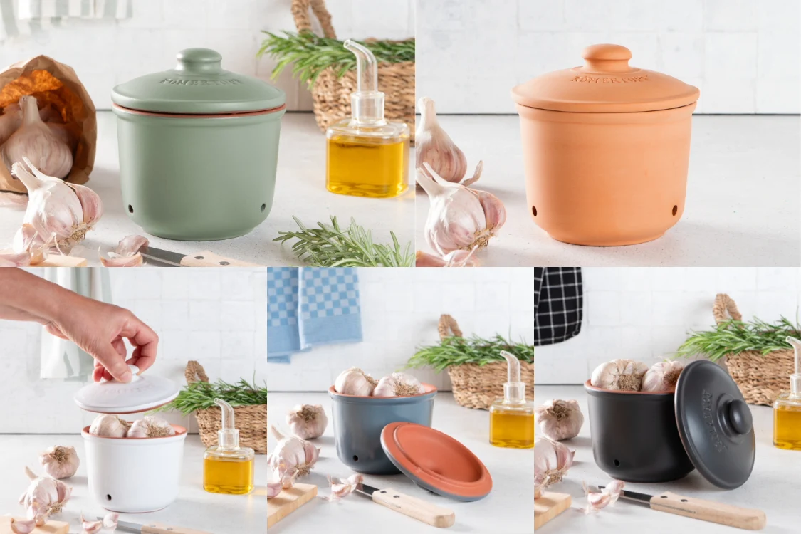 Keramischer Knoblauchtopf von Römertopf in Naturton mit Deckel, belüftet durch kleine Löcher, stehend auf hellem Untergrund.