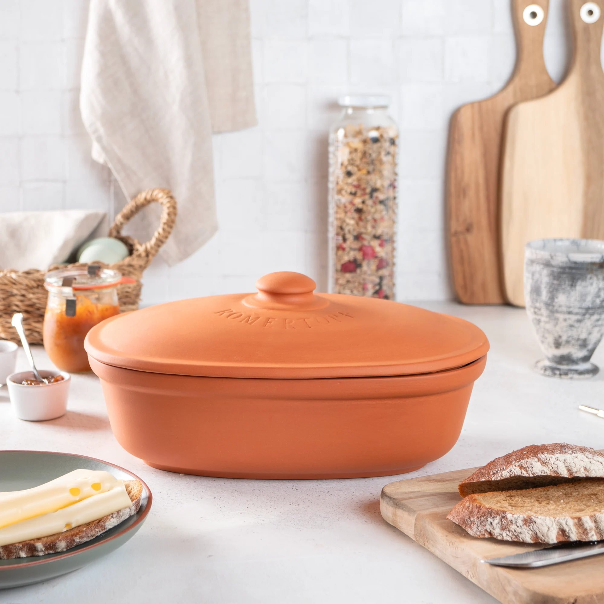 Römertopf Brottopf Frischetopf Medi aus Terracotta – zur natürlichen Brotaufbewahrung Terrakotta-Brottopf mit Deckel in natürlicher, rötlich-brauner Farbe auf weißem Hintergrund; auf dem Deckel ist der Schriftzug „RÖMERTOPF“ eingeprägt.