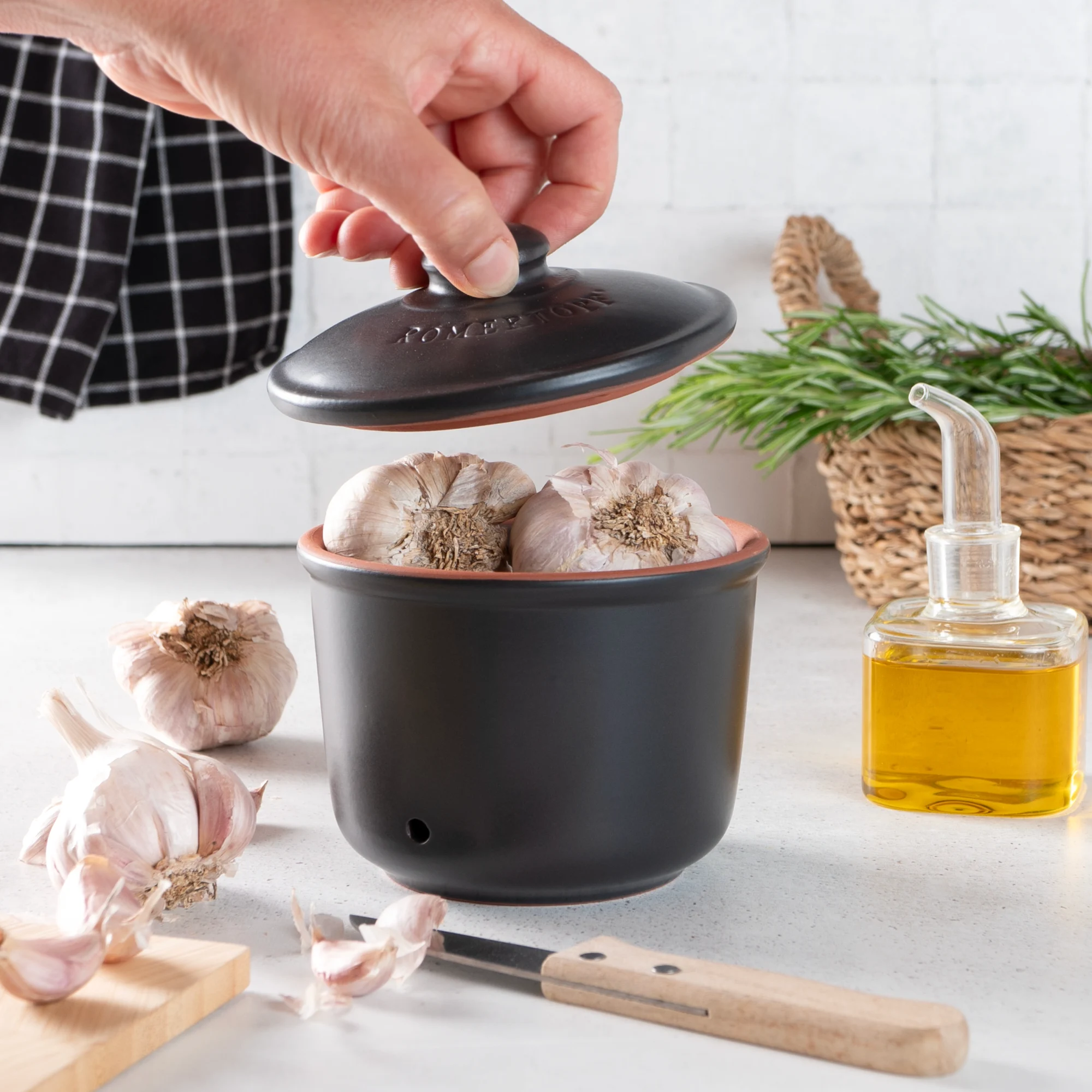 Römertopf Knoblauch-Frischetopf Mini Schwarz – Keramikbehälter zur aromafreien Aufbewahrung von Knoblauch Schwarzer Knoblauch-Frischetopf aus Keramik in Mini-Größe von Römertopf, mit Deckel und seitlichen Luftlöchern zur optimalen Aufbewahrung von Knoblauchknollen.