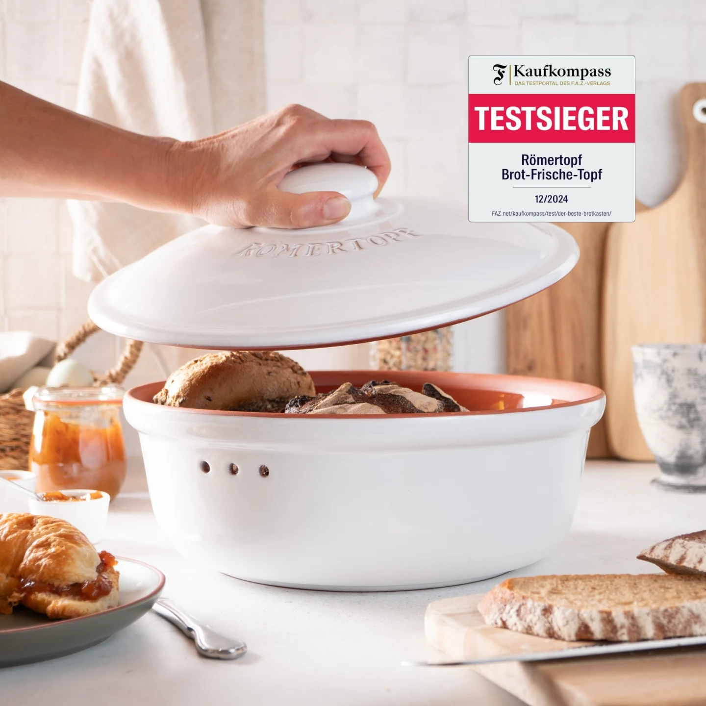 Römertopf Brottopf rund weiß aus Naturton – Frischetopf für lange Brotfrische Runder weißer Römertopf Brottopf mit Deckel aus Ton, auf weißem Hintergrund – dient zur Aufbewahrung von Brot und Backwaren zur Frischhaltung.