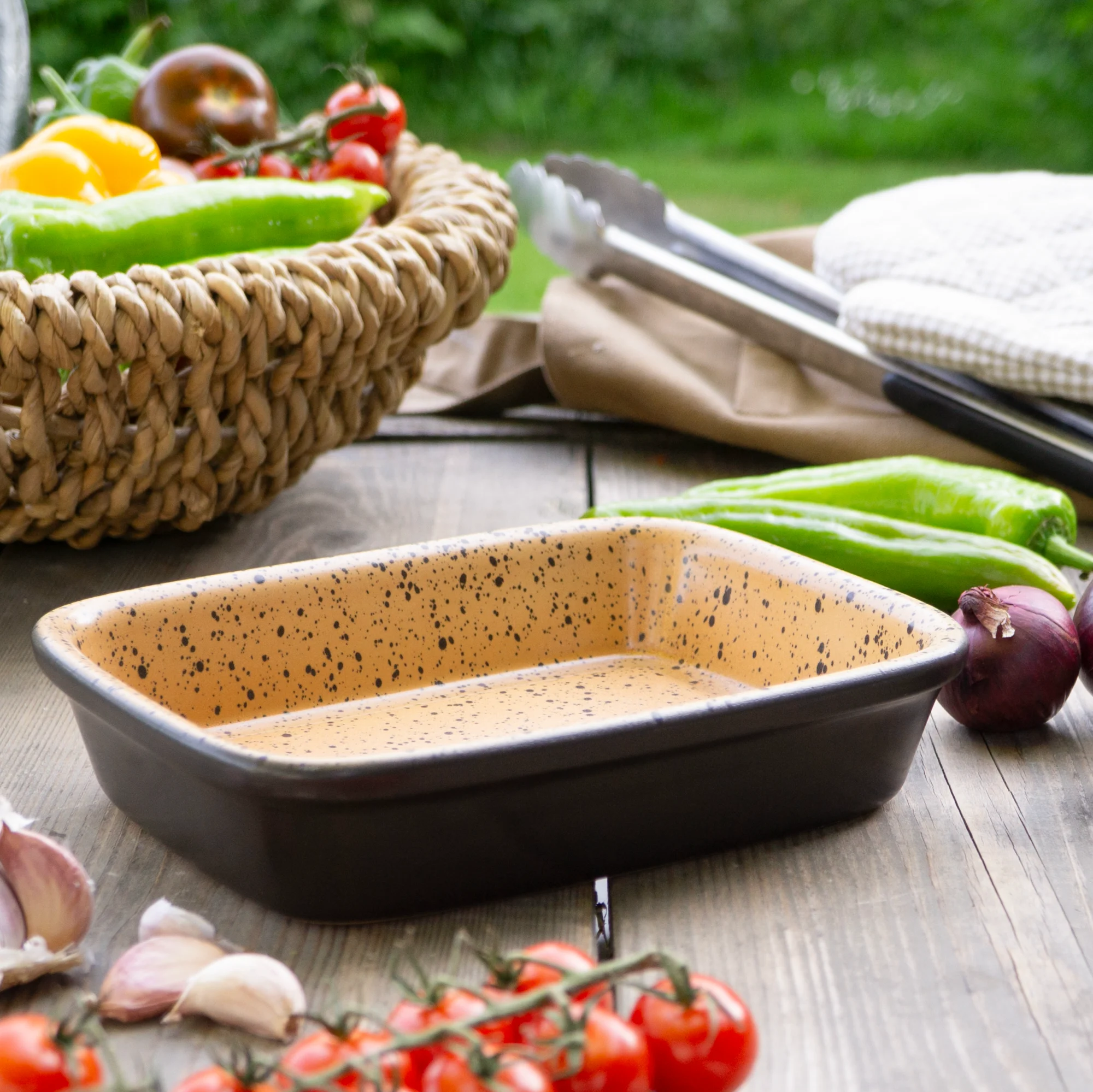 RÖMERTOPF Grillschale Medi aus Keramik – Nachhaltiges Grillzubehör für gesundes Grillen Rechteckige Römertopf Grillschale aus naturbelassenem Ton mit Rillenstruktur, auf weißem Hintergrund dargestellt.