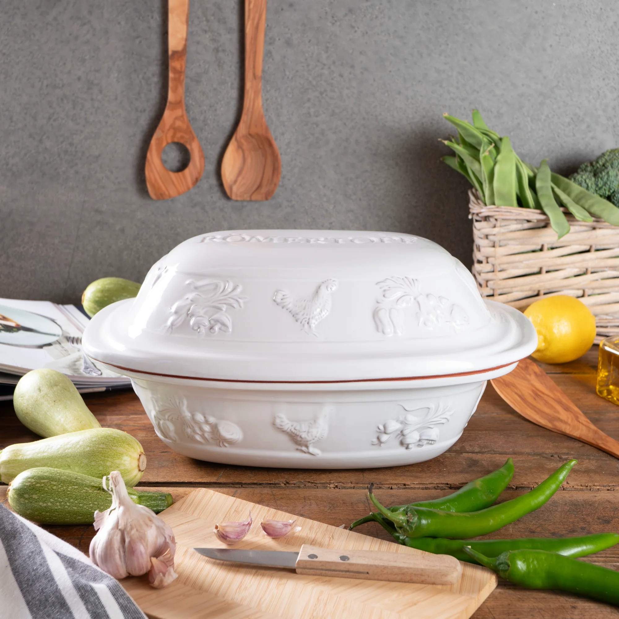 Römertopf Rustico Weiß für 4 Personen – Bräter aus Naturton für schonendes Garen Weißer Römertopf der Serie "Rustico" für 4 Personen mit Deckel, aus gebrannter Tonkeramik, auf hellem Untergrund stehend.