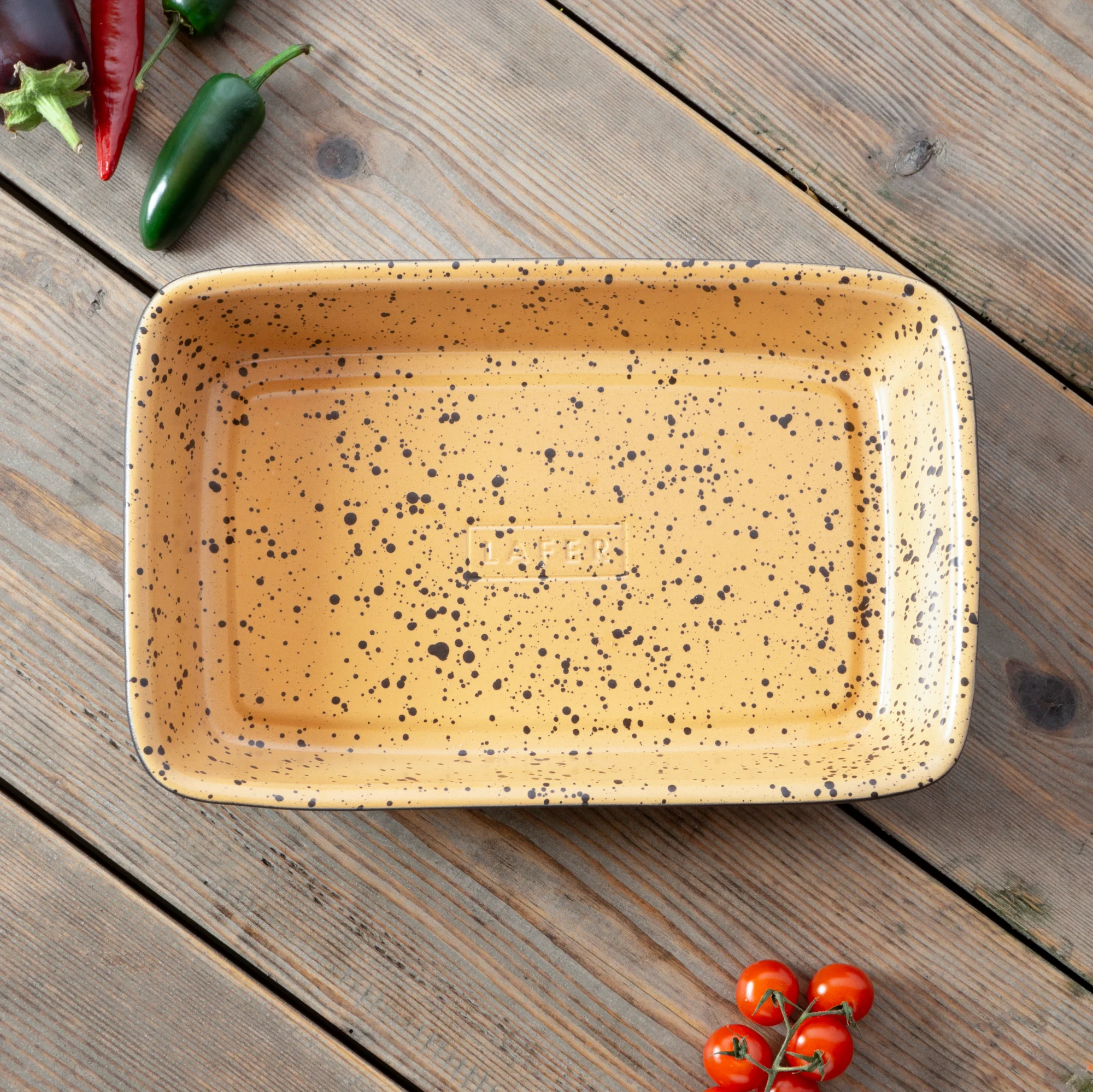 Römertopf Grillschale aus Keramik – fettfreies und aromatisches Grillen ohne Anhaften Rechteckige Römertopf Grillschale aus naturfarbenem Ton mit geriffeltem Boden und seitlichen Griffmulden, präsentiert auf weißem Hintergrund.