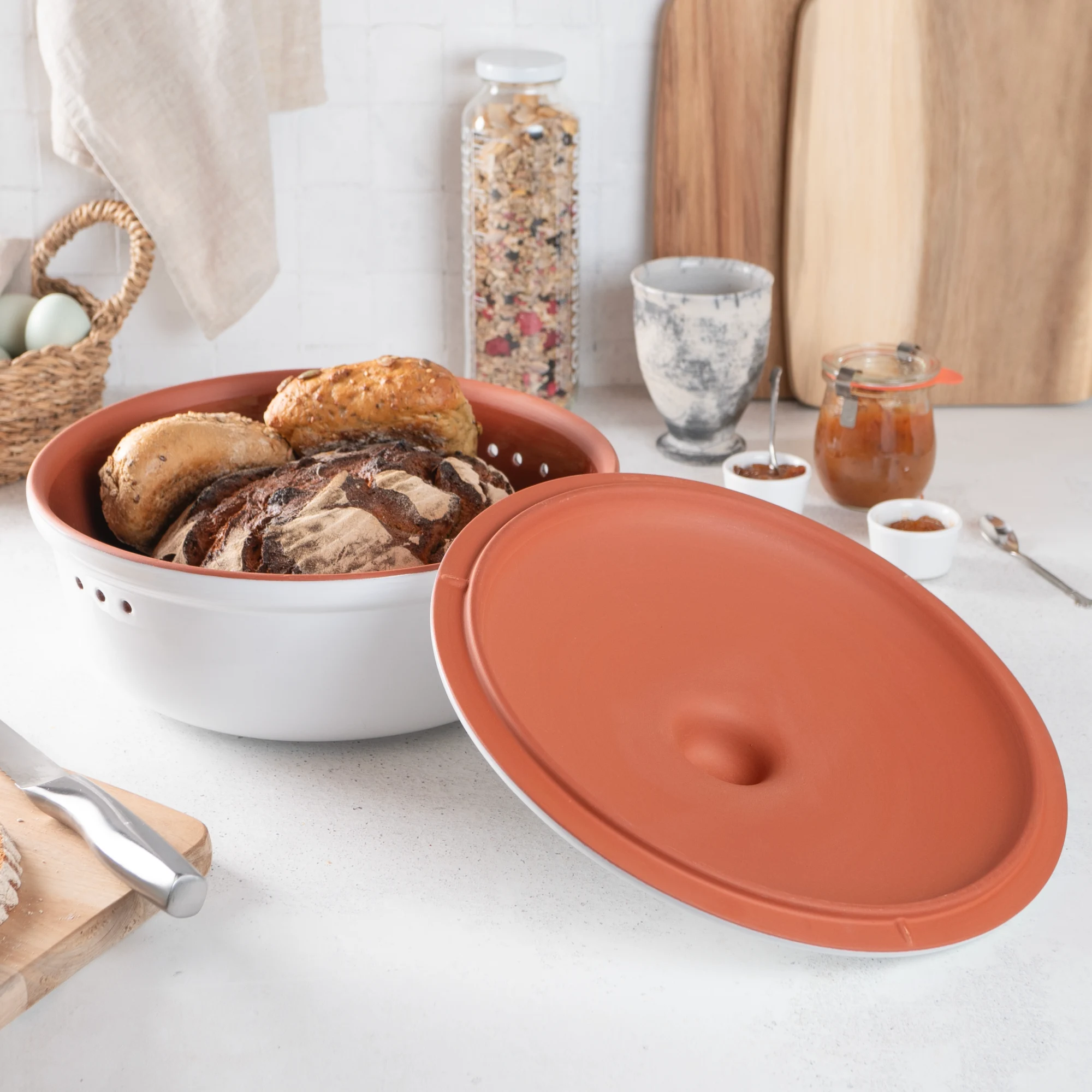 Römertopf Brottopf rund in Weiß mit Deckel – Frischetopf zur Brotaufbewahrung aus Naturton Runder, weißer Römertopf Brottopf mit Deckel, aus Keramik, auf hellem Hintergrund – zur luftdurchlässigen Aufbewahrung von Brot.