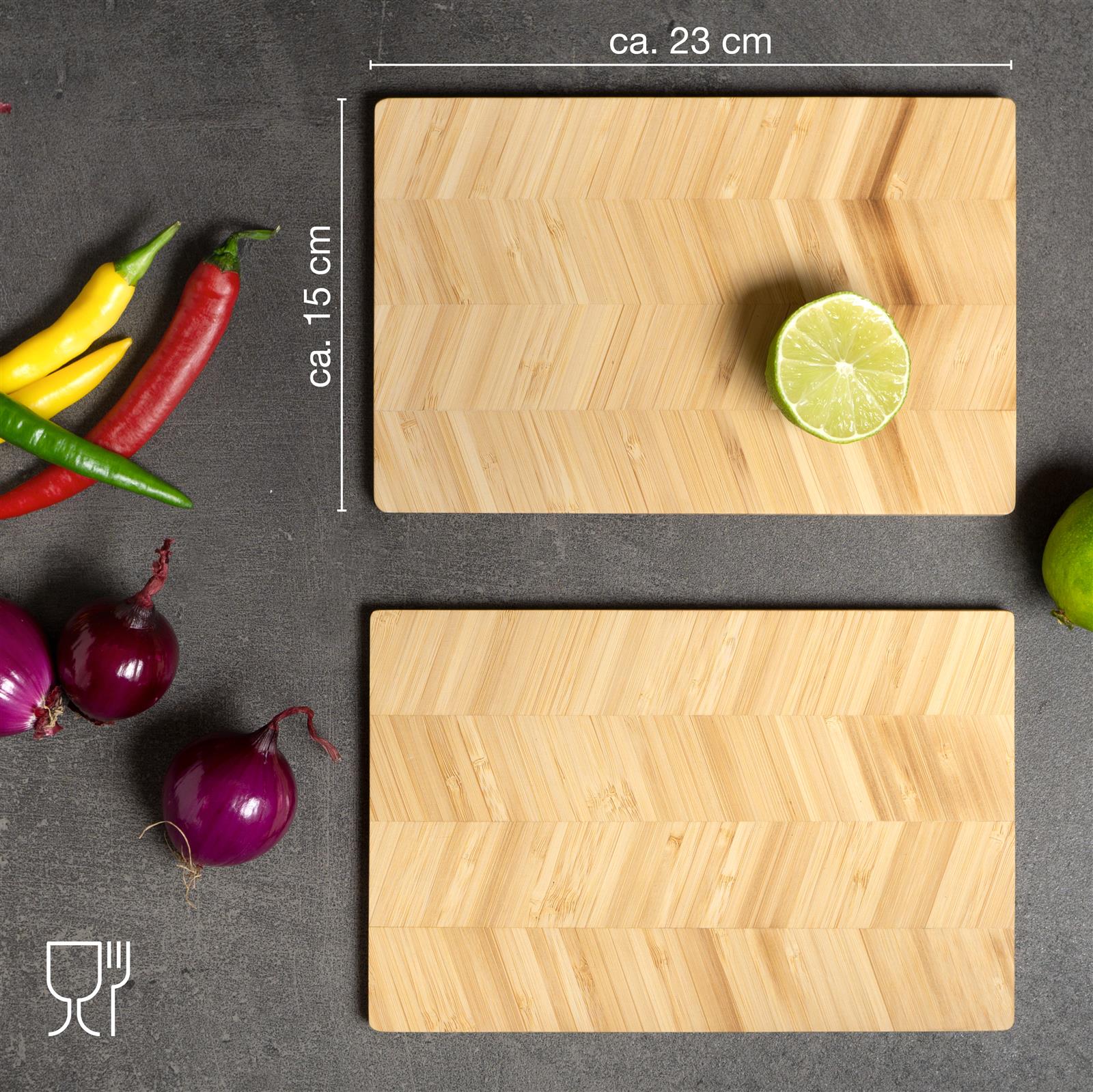 RÖMERTOPF Holzbrett 2er Set 23x15 cm Fischgrät Muster – Frühstücksbrettchen aus Holz Zwei rechteckige Schneidebretter im 2er-Set aus hellem Holz mit Fischgrätmuster, liegend auf heller Oberfläche, eines teilweise auf das andere gelegt.