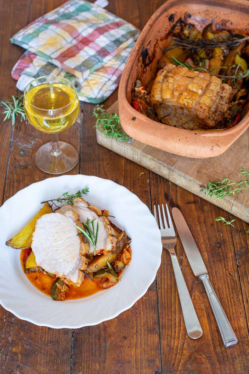 Mediterrane varkensbraadstuk met aardappelpartjes en ratatouille — Vlees recept voor de Römertopf