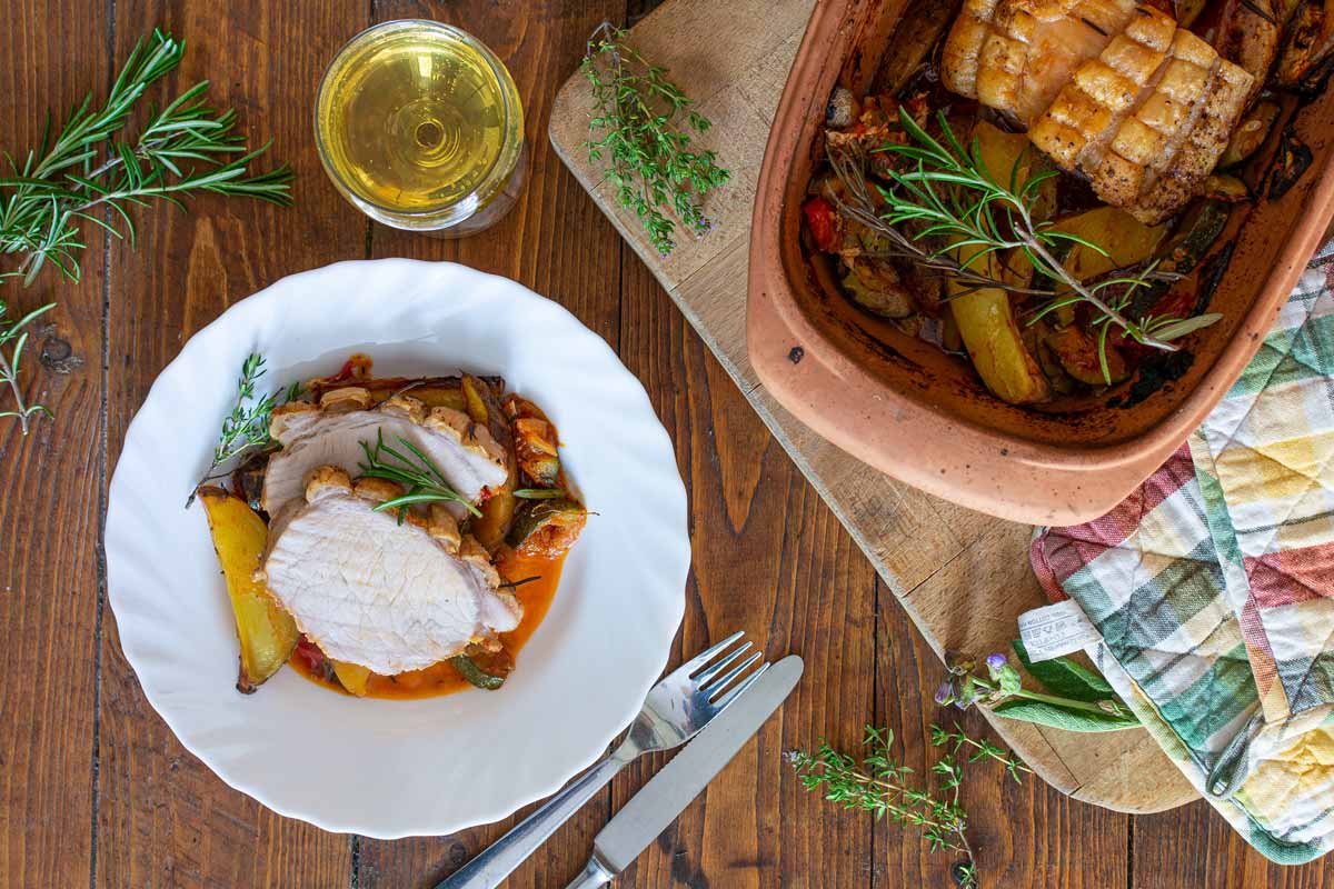 Mediterraner Schweinekrustenbraten mit Ratatouille und Kartoffelspalten