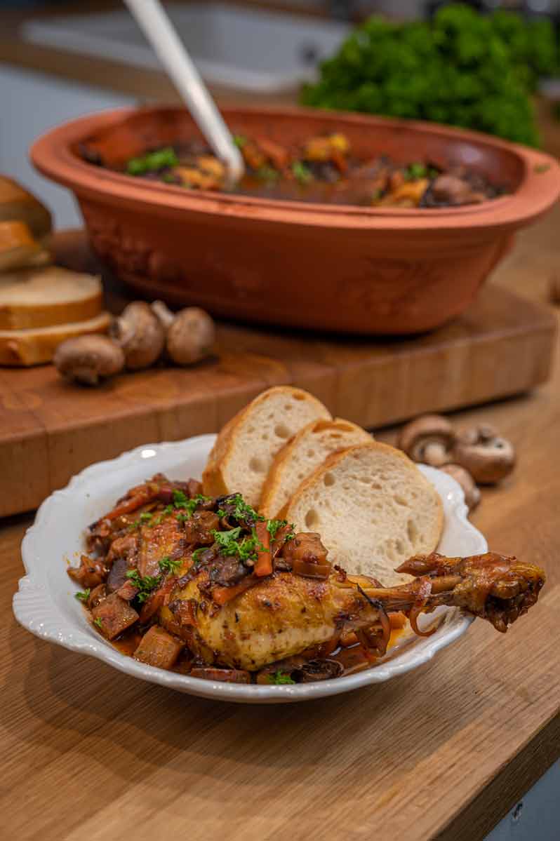 Coq au Vin – französischer Hähnchen-Klassiker mit Rotwein aus dem Rustico Bräter