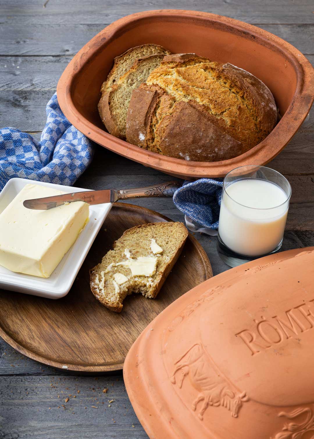 Selbstgebackenes Buttermilch-Dinkelbrot aus dem Römertopf – saftig und langer Frische