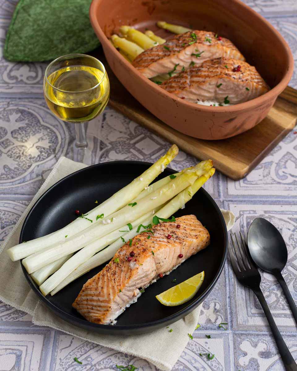 Spargel met Lachs uit de Römertopf – eenvoudig & aromatisch — Vis recept voor de Römertopf