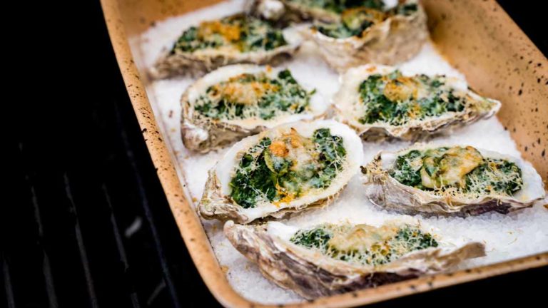 Gratinierte Austern vom Grill im Römertopf