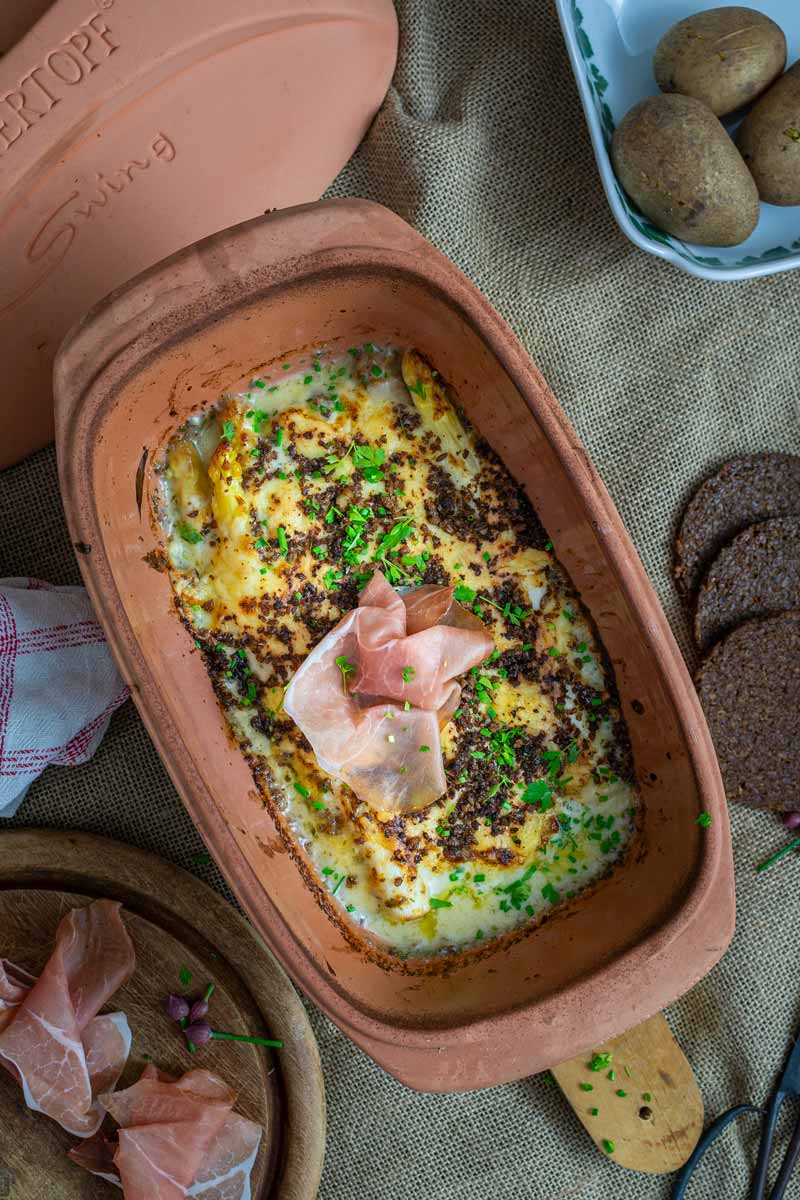 Westfaalse Spargelauflauf met Pumpernickel — Overig recept voor de Römertopf
