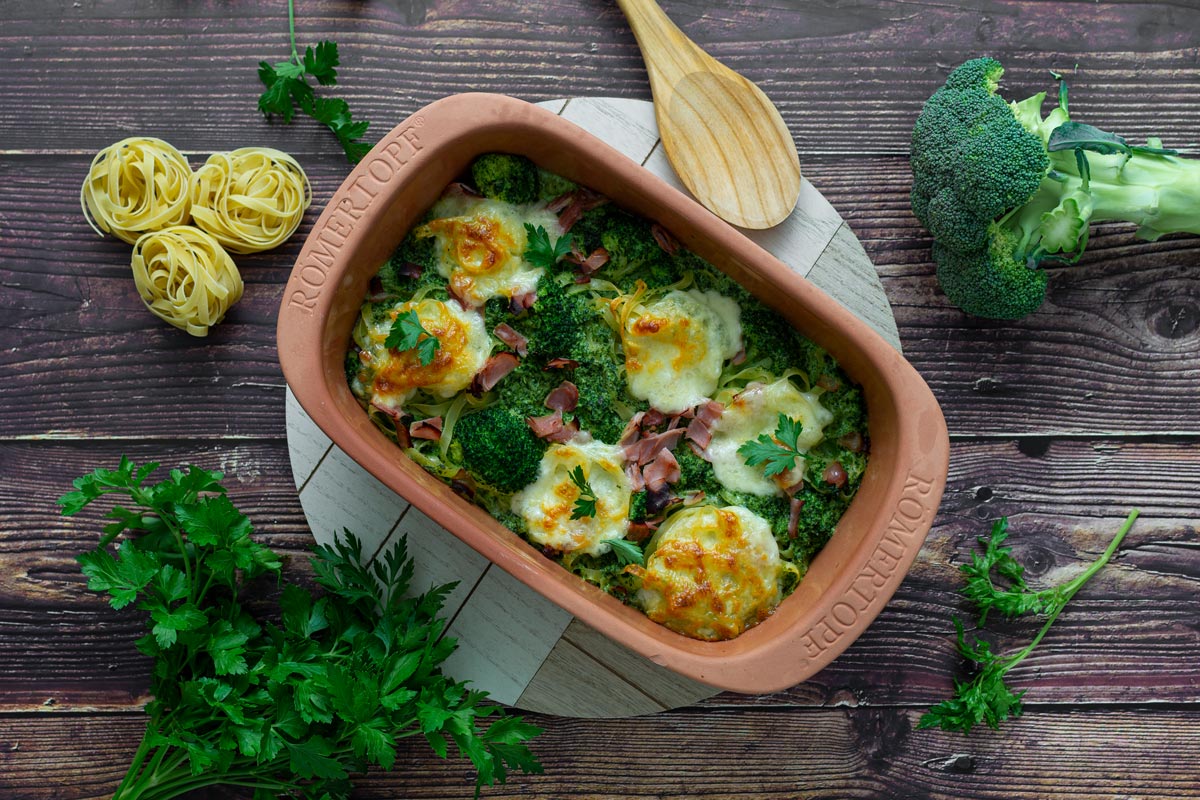 Nudelauflauf mit Petersiliensoße und Brokkoli