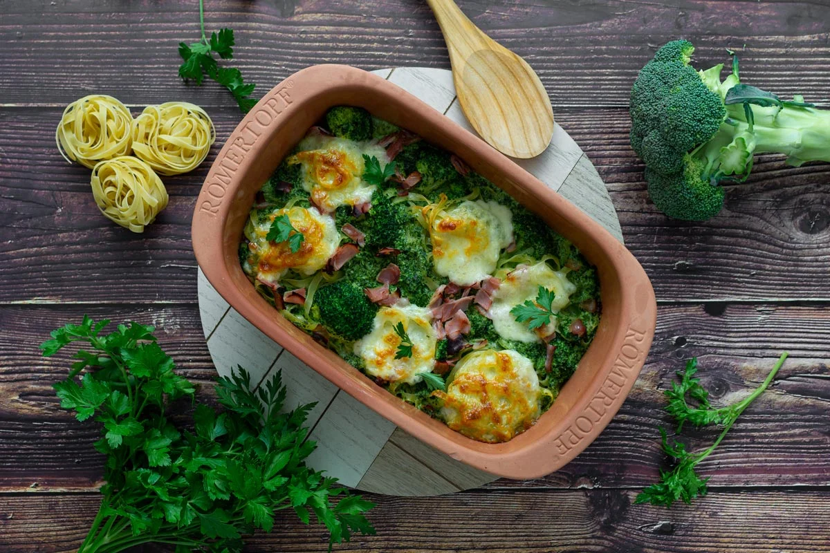 Nudelauflauf mit Petersiliensoße und Brokkoli