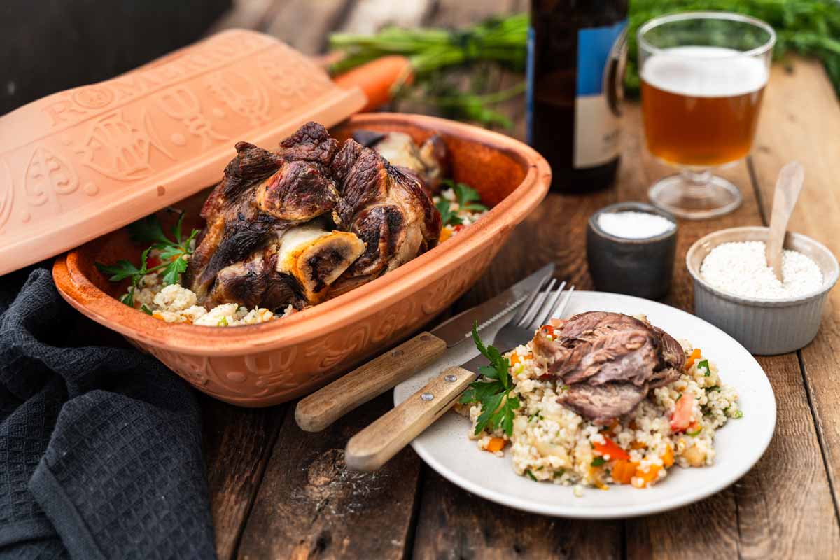 Knusprige Bier-Schweinshaxe-Haxe mit lauwarmen Perlgraupen-Salat