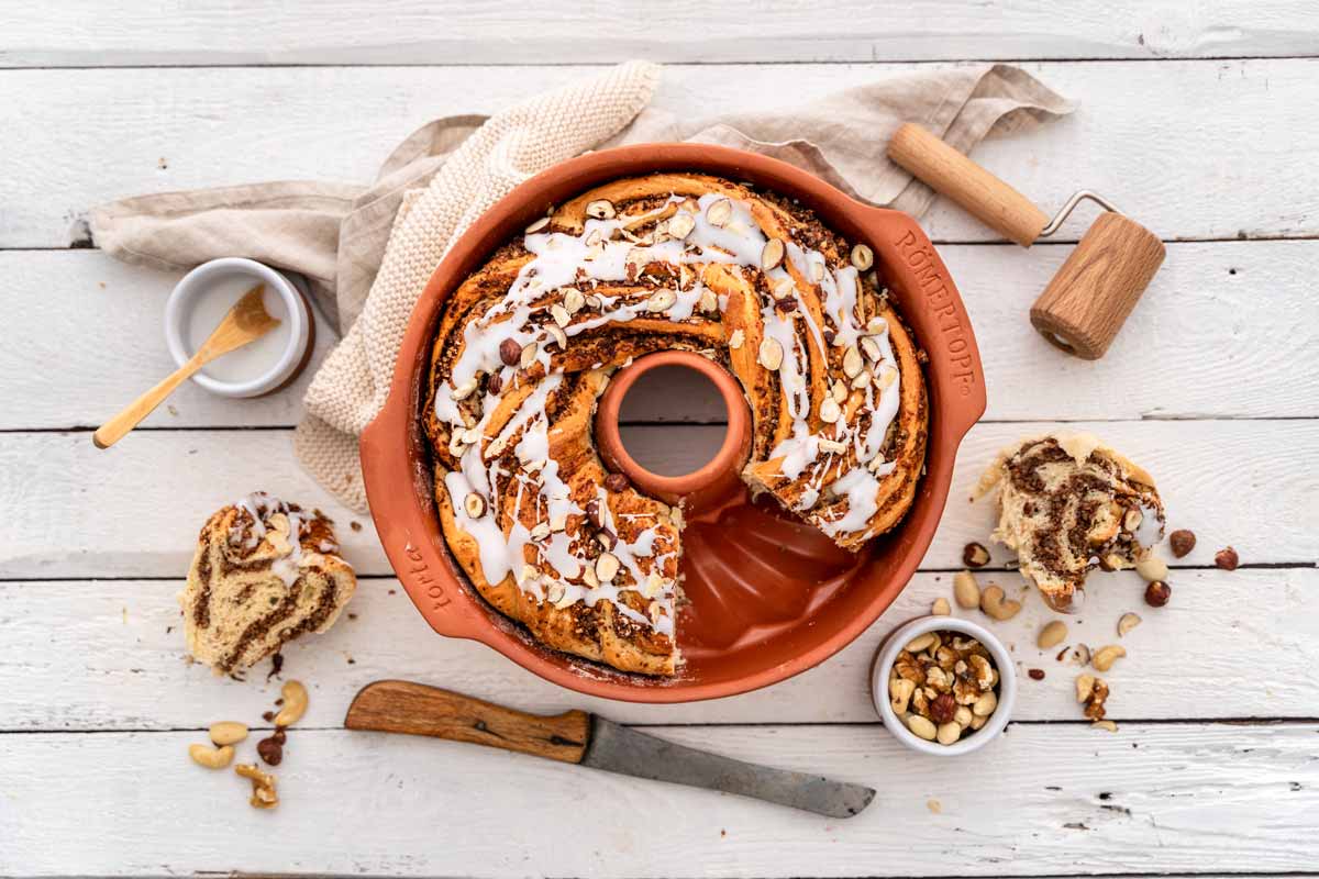 Saftiger Nusszopf mit Zuckerglasur