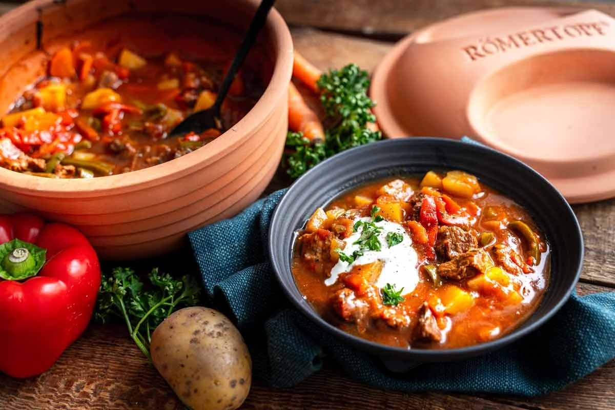 Gulaschsuppe aus dem Römertopf