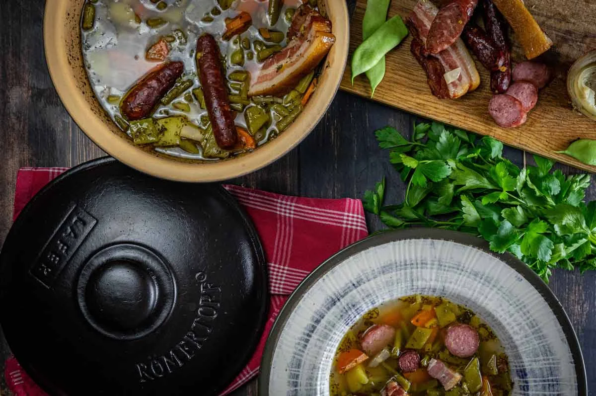 Bohnensuppe aus dem Römertopf