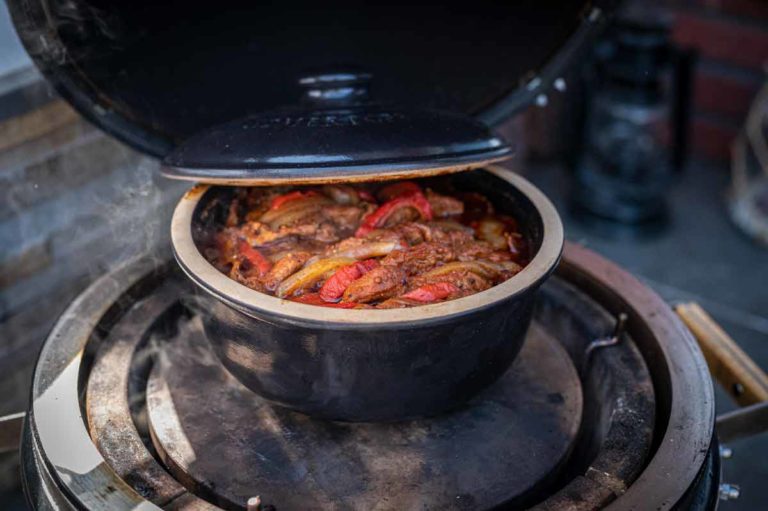 Schichtfleisch mit Bacon, Paprika und Zwiebeln im Tontopf