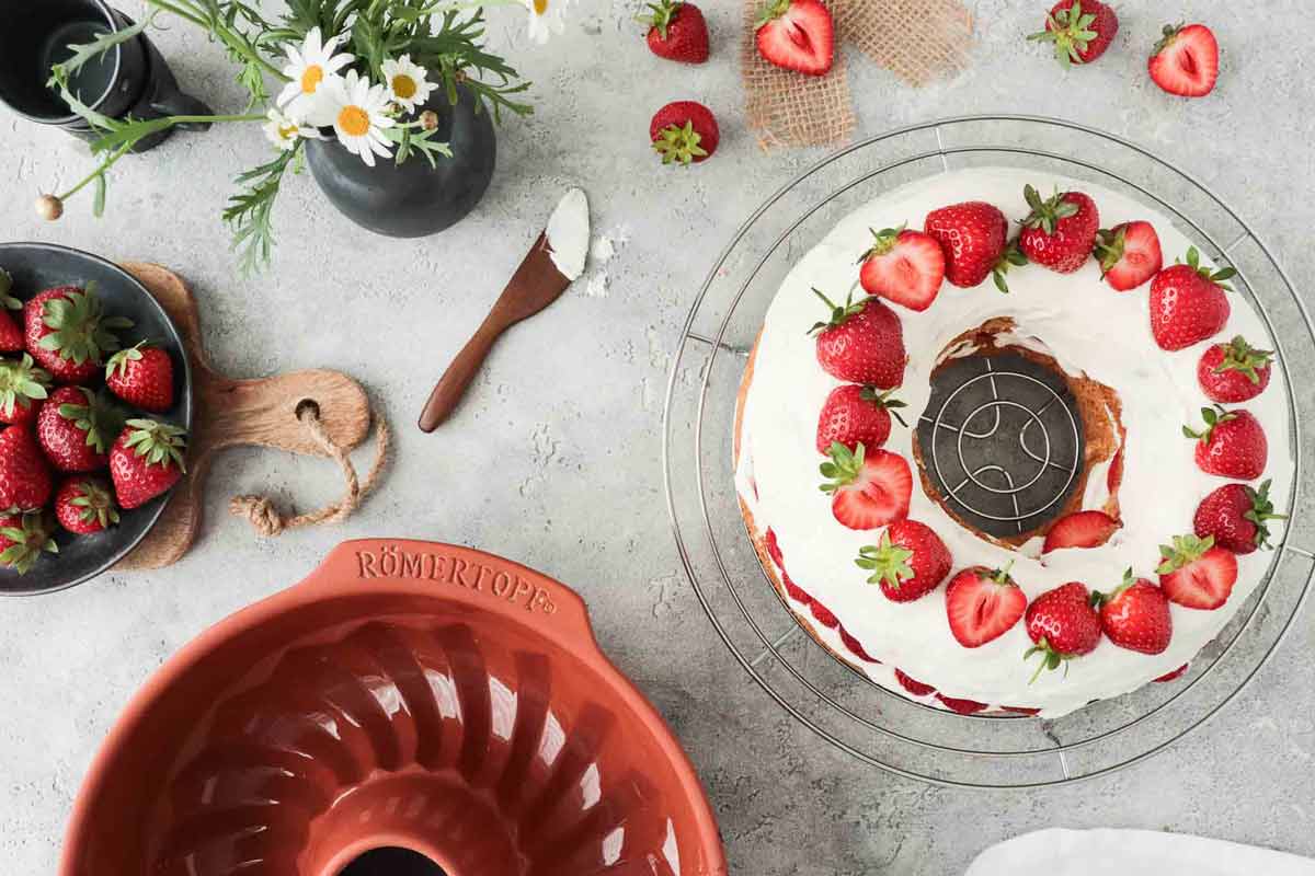 Fruchtiger Erdbeerkranz aus dem Römertopf