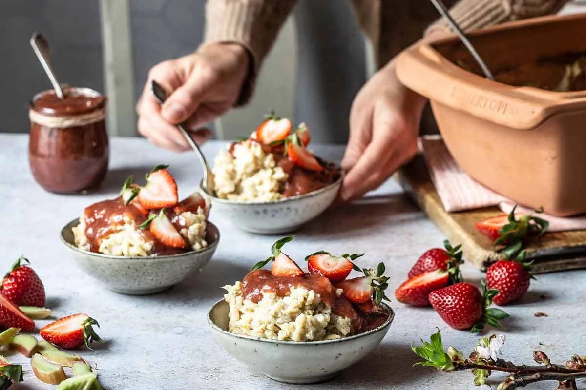 Veganer Milchreis mit Rhabarber aus dem Römertopf