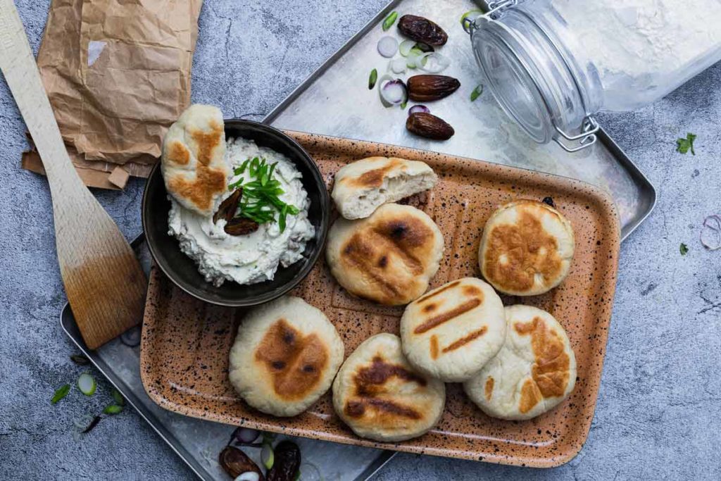 Grillbrote von der Plancha mit Frischkäse-Dattel-Dipp