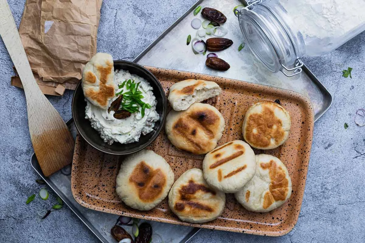 Grillbrote von der Plancha mit Frischkäse-Dattel-Dip
