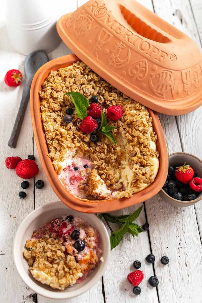 Granola Kwark Ovenschotel met Zomerbessen — Overig recept voor de Römertopf