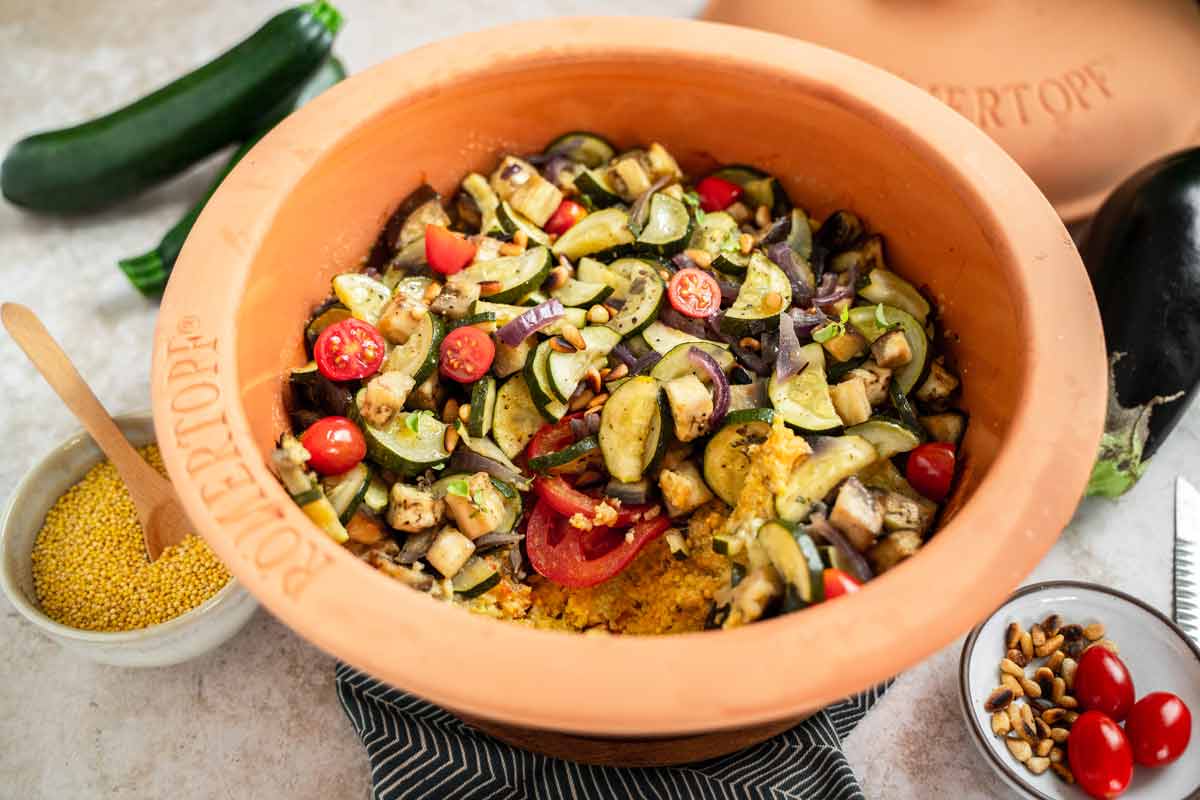 Hirsetopf mit Sommergemüse